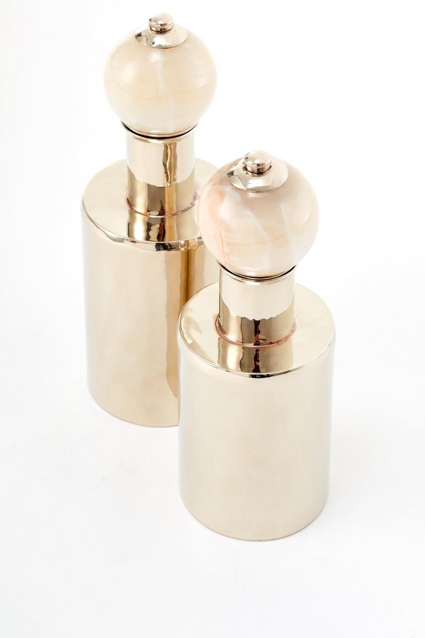 Diese einzigartigen Tilcara-Flaschen sind aus silbernem Alpaka gefertigt, was ihnen ein raffiniertes und elegantes Aussehen verleiht. Die Deckel sind mit wunderschönen Onyxsteinen verziert, die dem Design einen Hauch von Luxus verleihen.

7.8