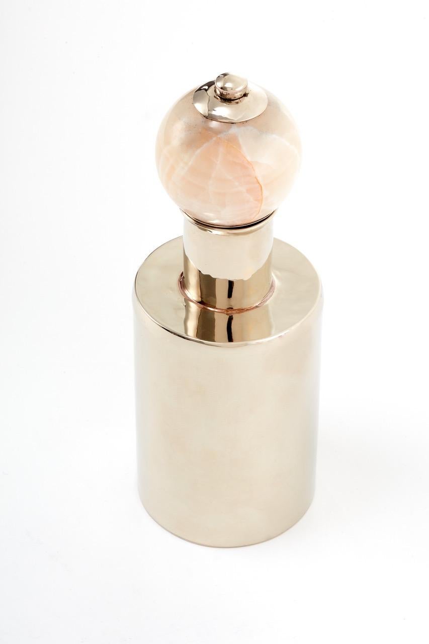 Intagliato a mano Set Tilcara Bottiglie piccole e medie,  Onice crema e alpaca argento in vendita