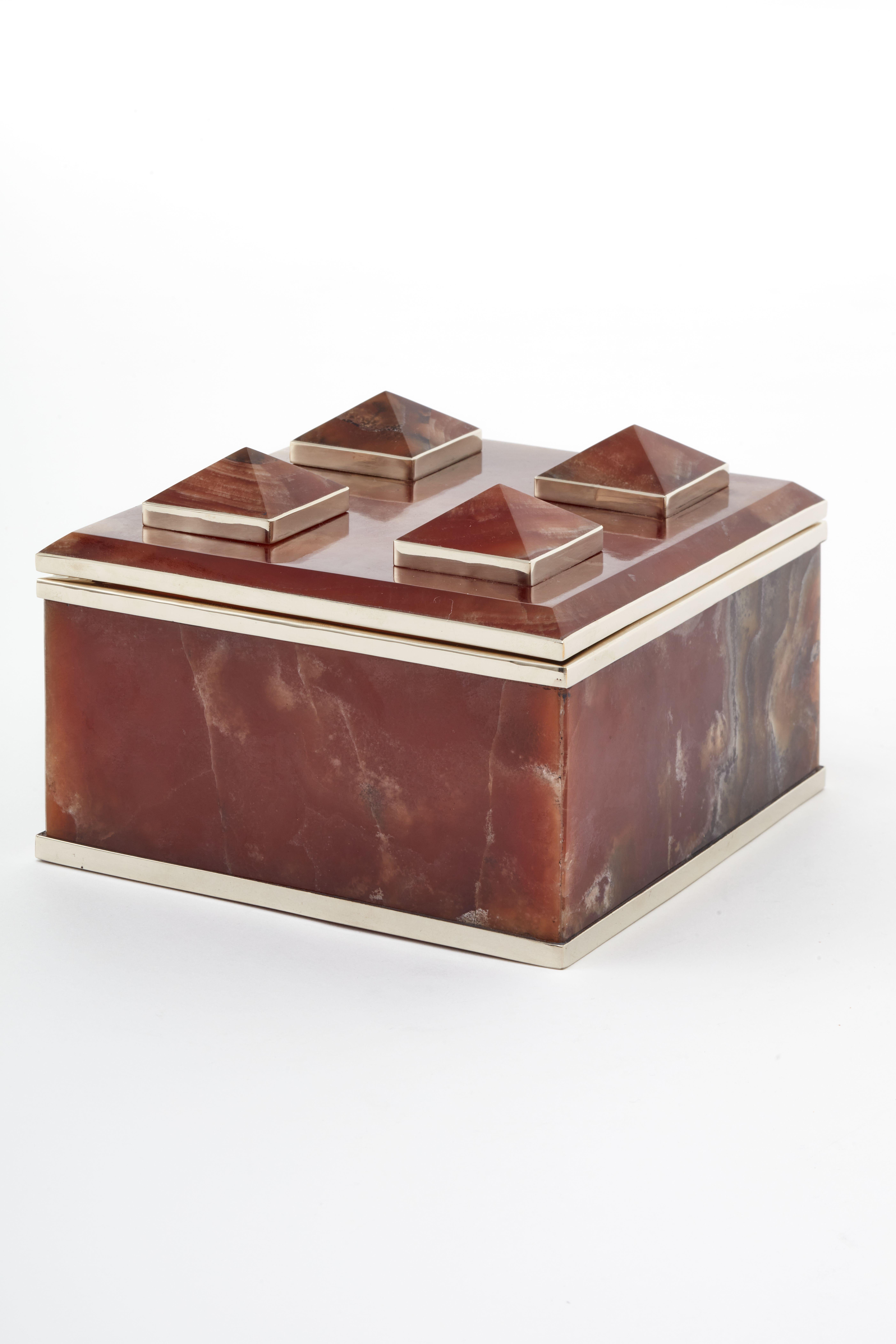 La forma del volcán inactivo Tronador nos recordó la idea piramidal de nuestras cajas que componen esta colección. Con una base rectangular o cuadrada, la caja es un reflejo de este magnífico monte inactivo entre Argentina y Chile, que forma parte