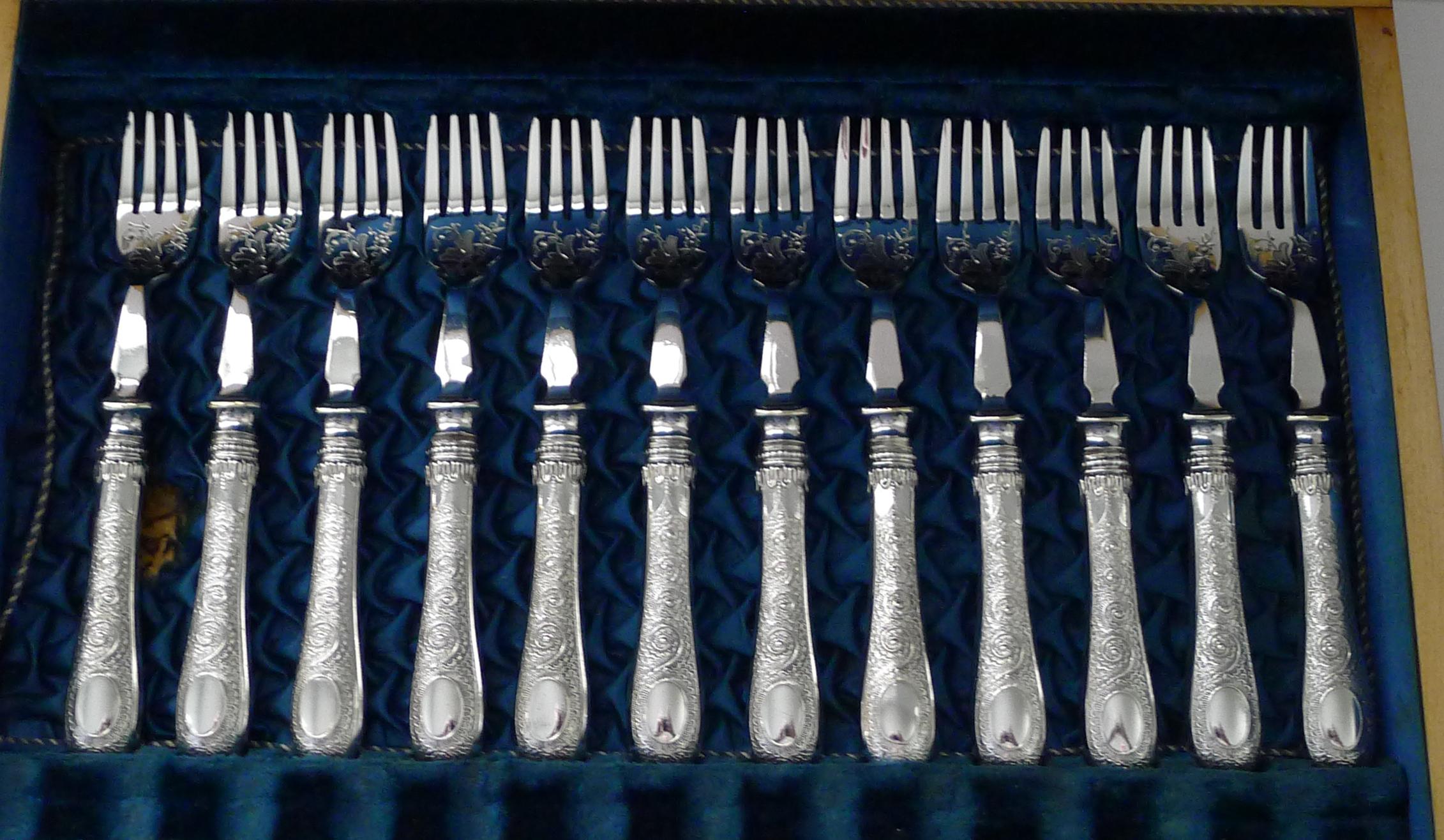 Set di dodici coltelli e forchette da pesce placcati in argento c.1900 in vendita 3