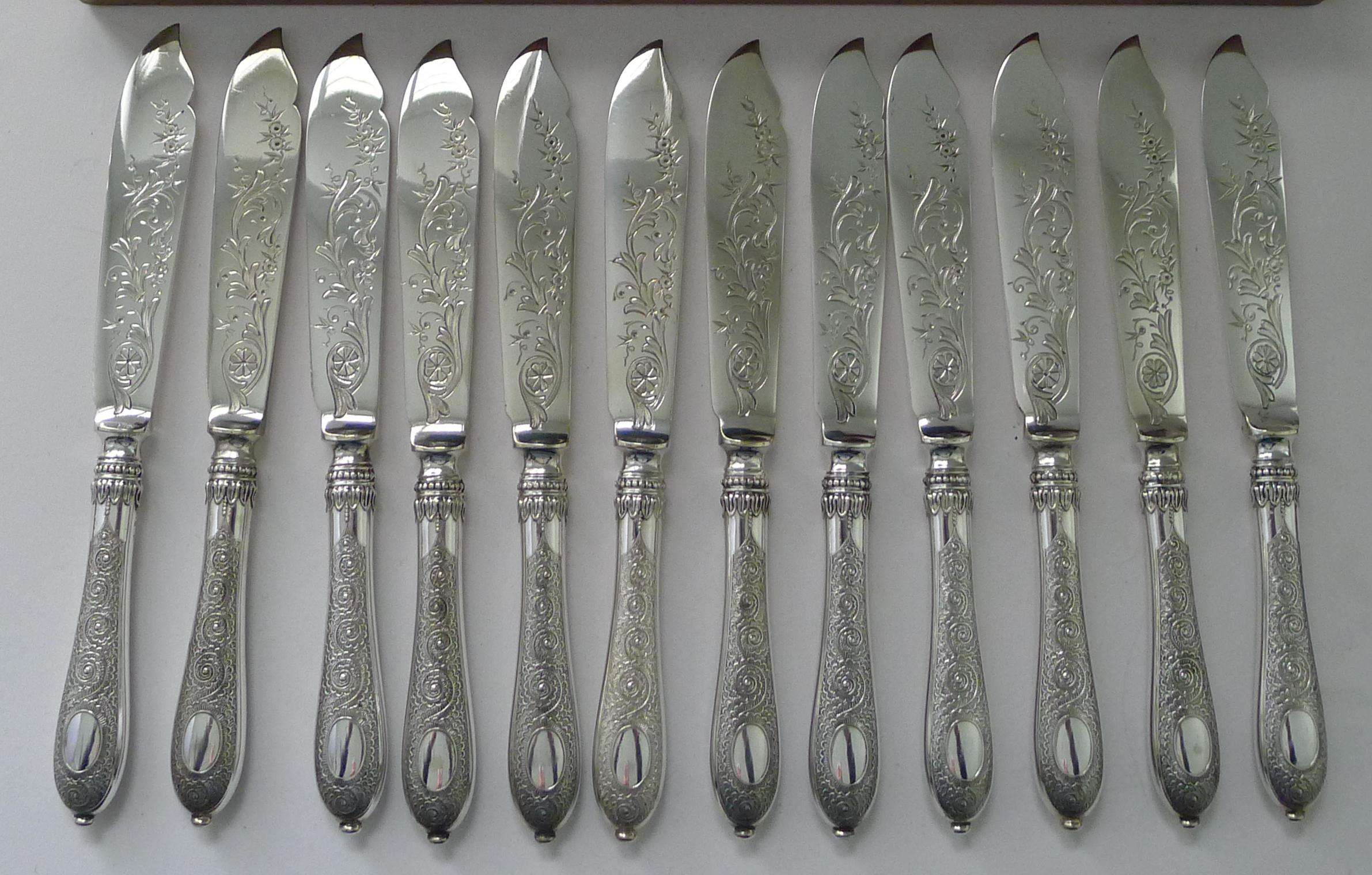 Set di dodici coltelli e forchette da pesce placcati in argento c.1900 in vendita 4