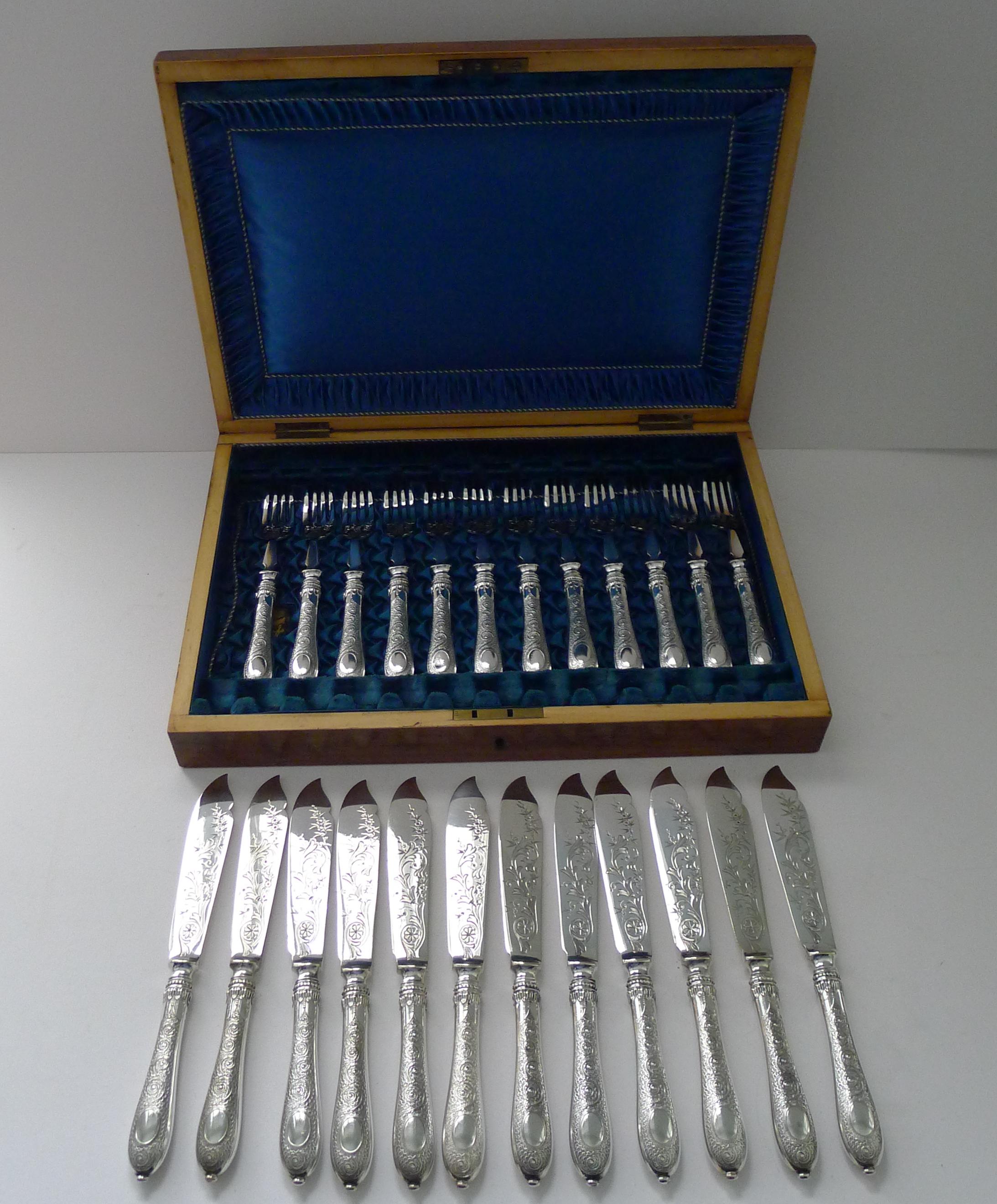 Set di dodici coltelli e forchette da pesce placcati in argento c.1900 in vendita 5