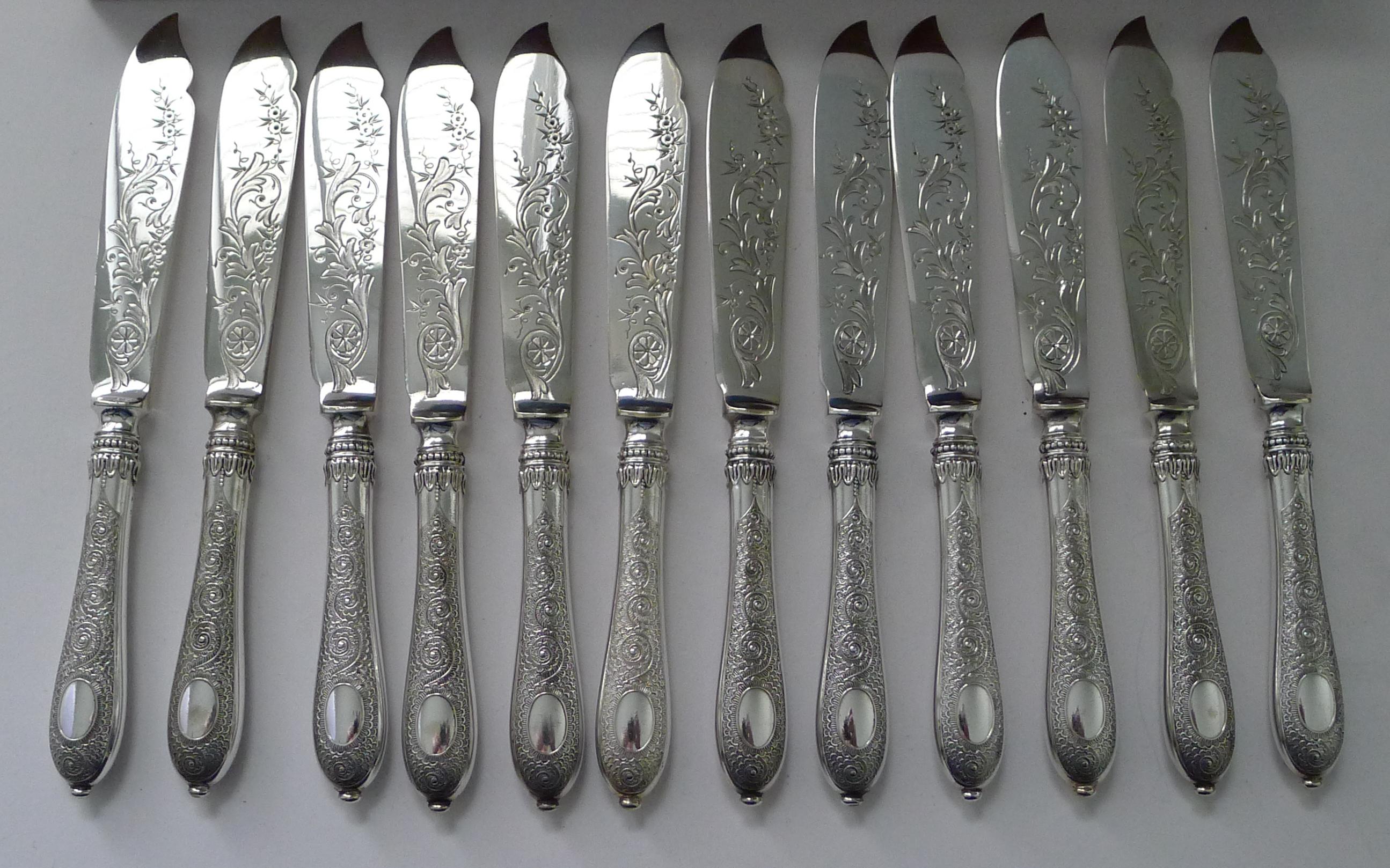 Set di dodici coltelli e forchette da pesce placcati in argento c.1900 in vendita 6