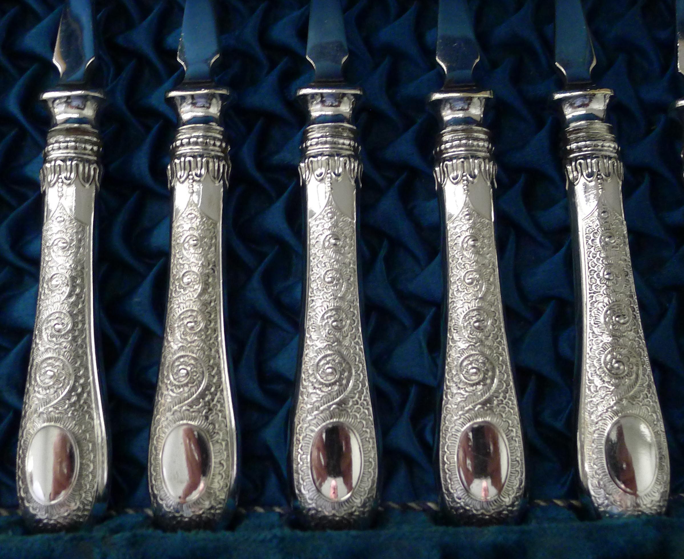 Set di dodici coltelli e forchette da pesce placcati in argento c.1900 in vendita 7