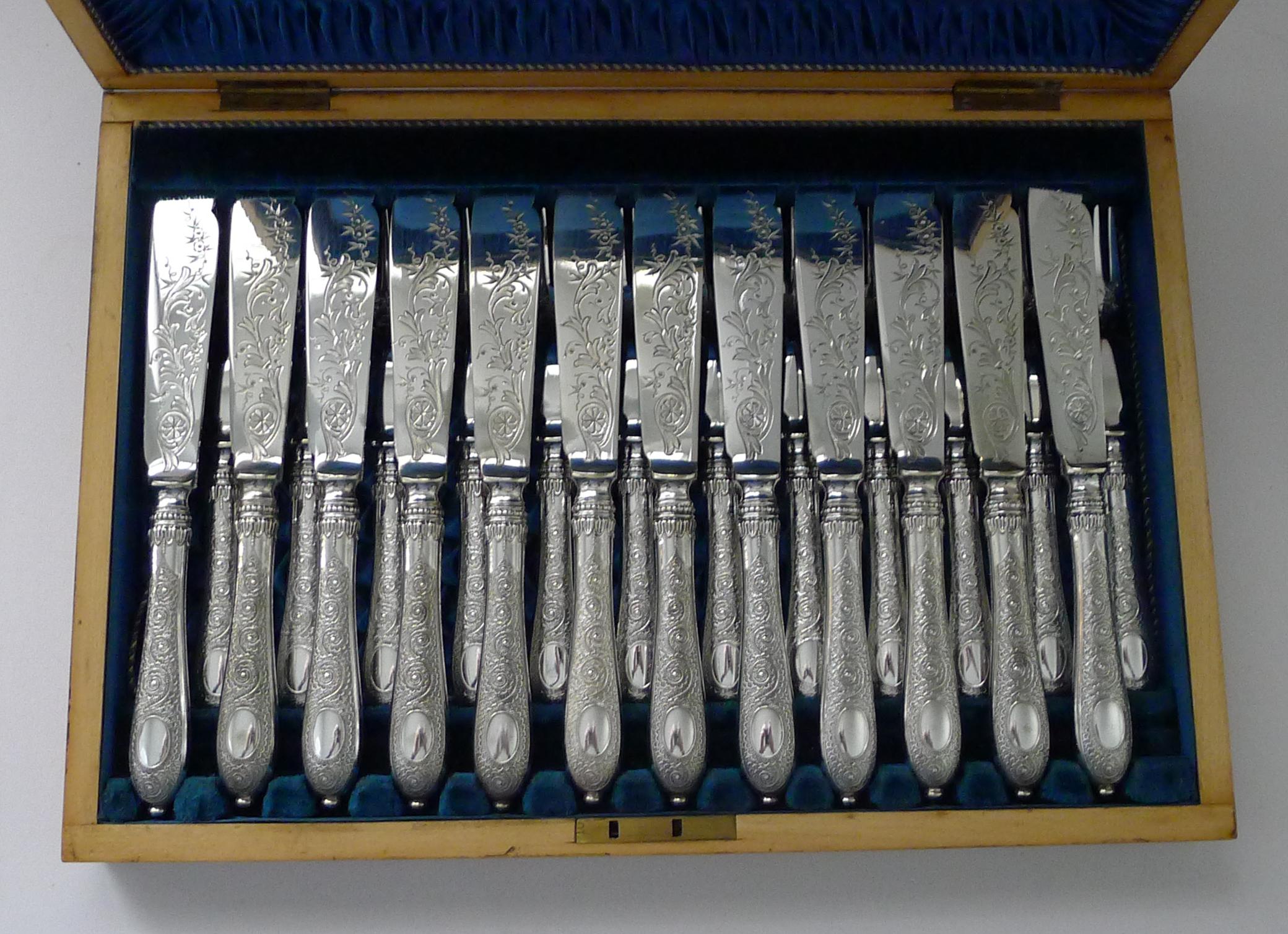 Set di dodici coltelli e forchette da pesce placcati in argento c.1900 in vendita 8