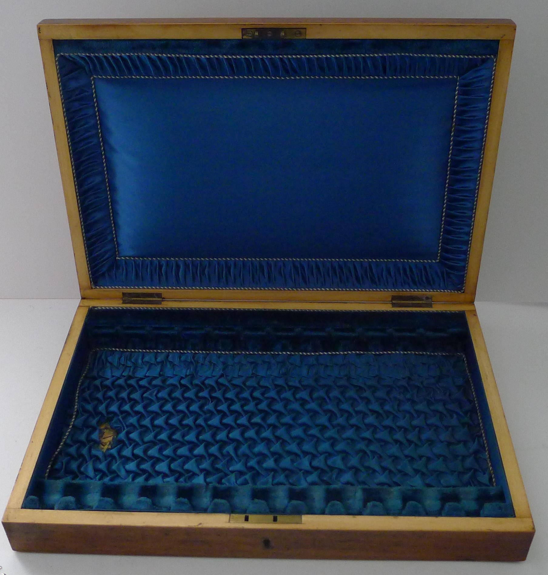 Uno splendido set di 12 pesciolini presentati nella loro custodia originale in Oak foderata di seta, risalente all'epoca edoardiana, circa 1900 / 1910.

Realizzato in EPNS o Electroplate Nickel Silver, ogni pezzo è marchiato per gli argentieri