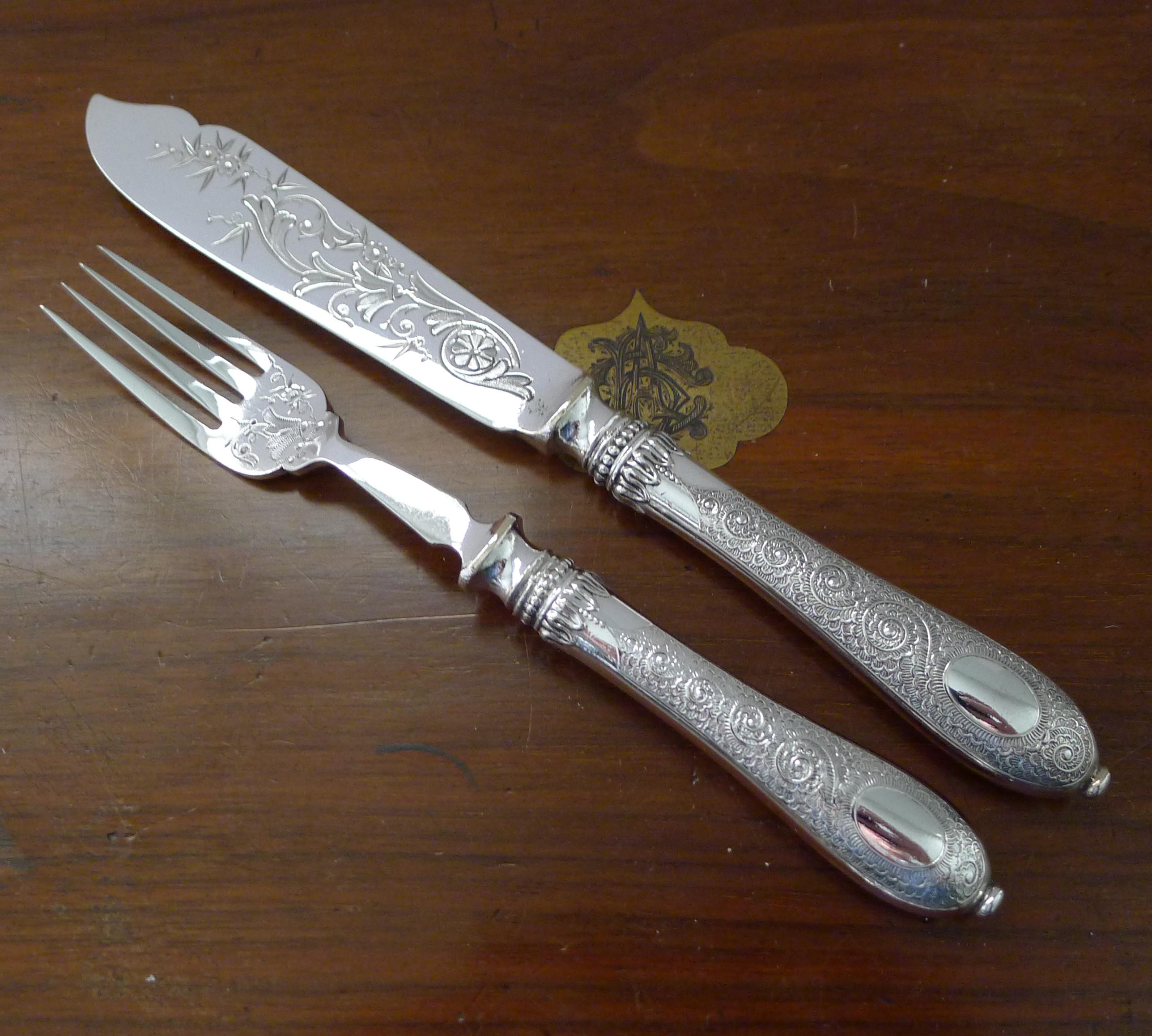 Britannico Set di dodici coltelli e forchette da pesce placcati in argento c.1900 in vendita