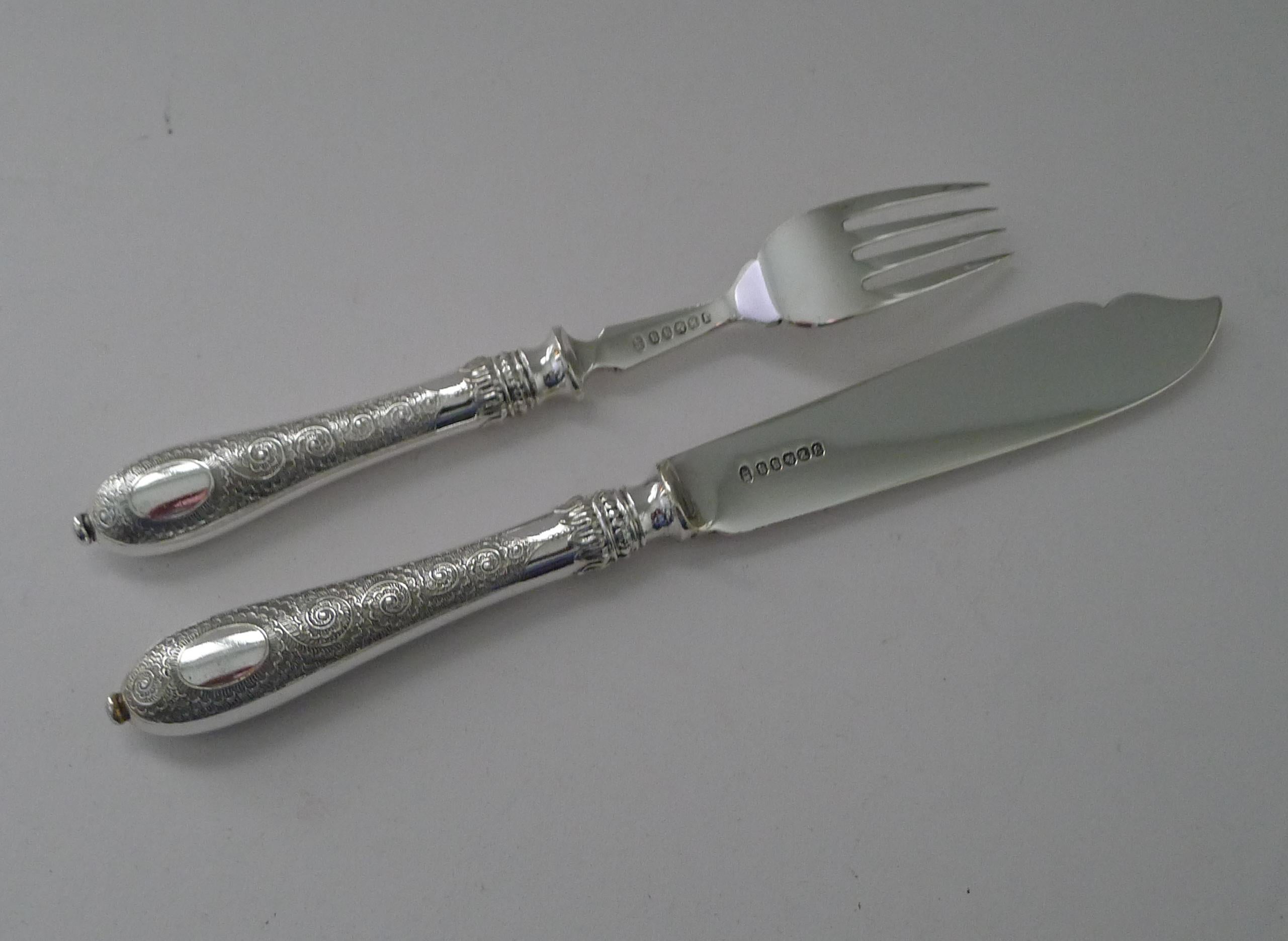 Set di dodici coltelli e forchette da pesce placcati in argento c.1900 in vendita 1