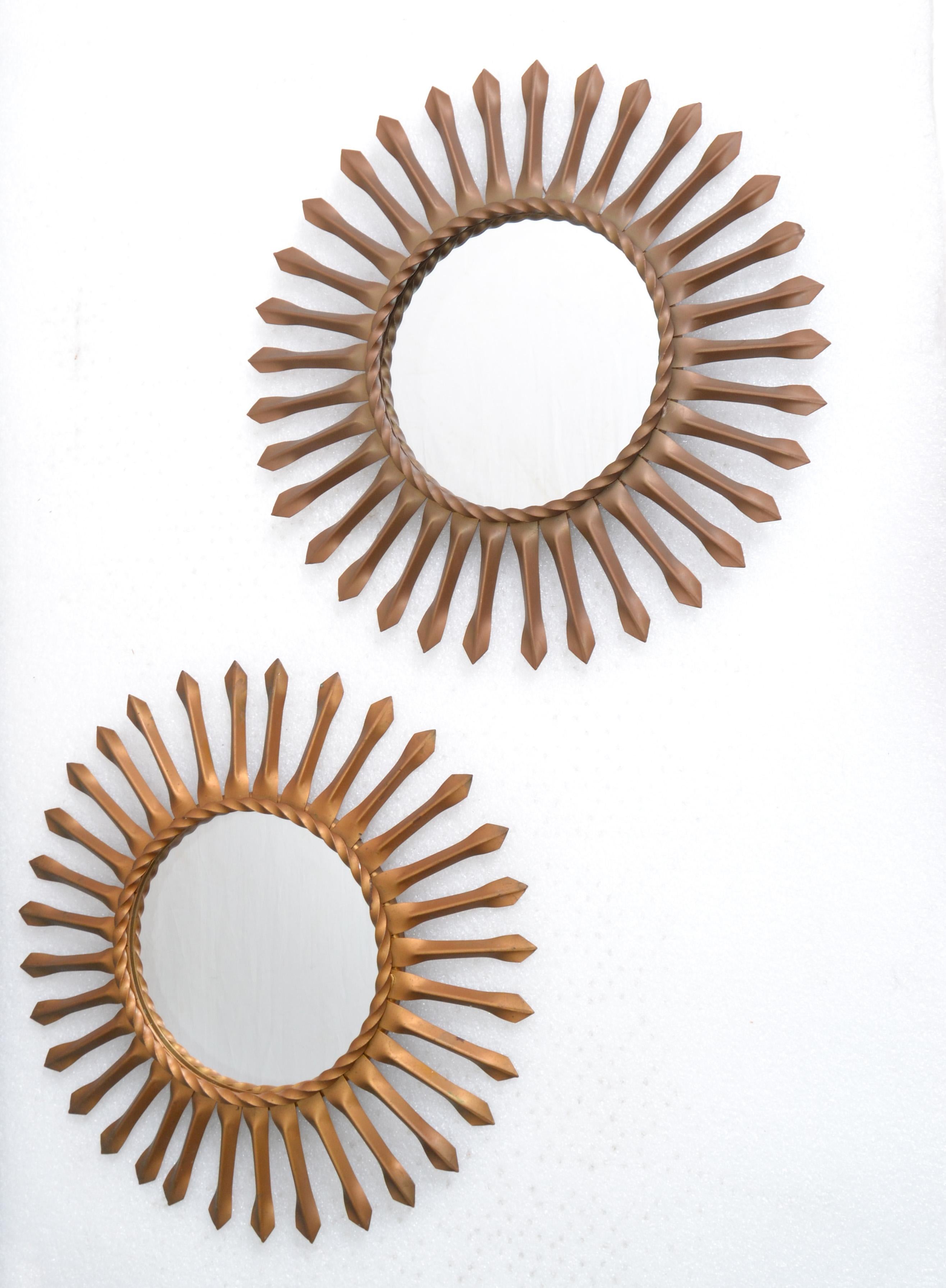 Milieu du XXe siècle Ensemble de deux miroirs muraux Sunburst avec finition en laiton doré, signés Chaty Vallauris, 1960 en vente