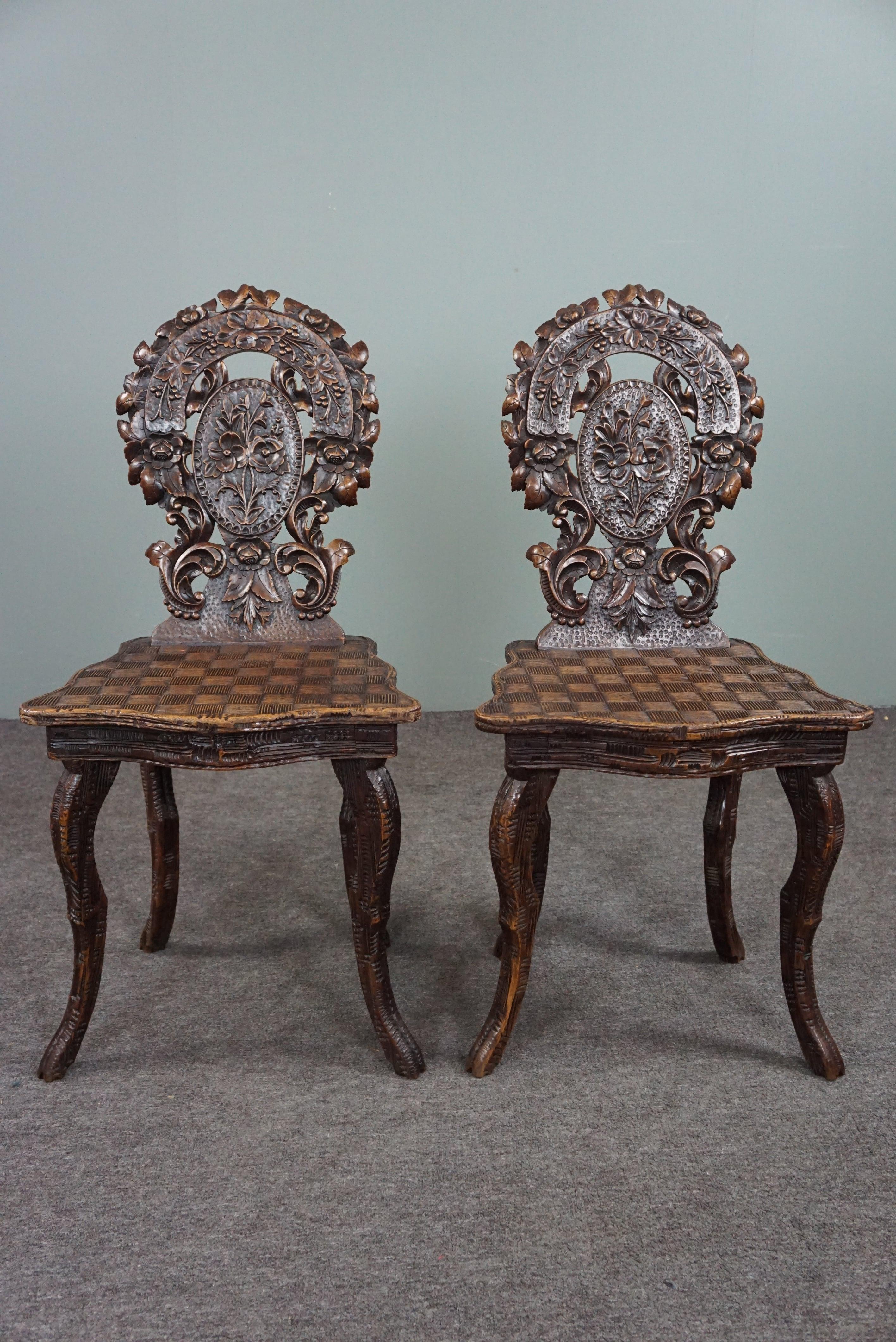 Offered is this beautiful set from the end of the 19th century, sculpted with woody & floral motifs.

This set has very beautiful wood carvings with flower and leaf motifs and a striking square woven pattern on the seat. The backrest stands out