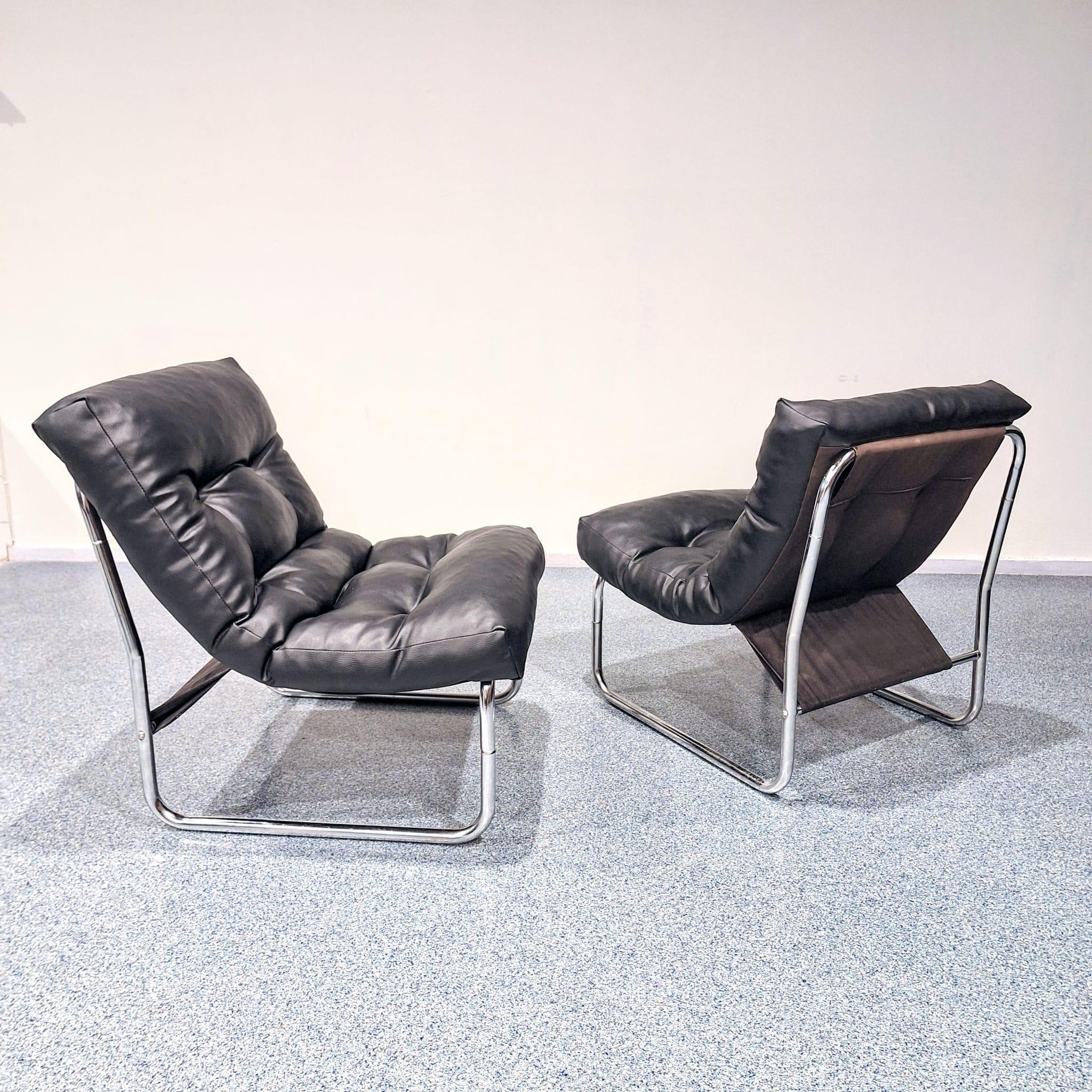Una coppia di bellissime poltrone disegnate da Gillis Lundgren per Ikea alla fine degli anni '80. Questo modello di poltrona si chiama Pixi.

Il corpo è realizzato in solido metallo tubolare cromato e ha un'elegante forma retrò.
La seduta è