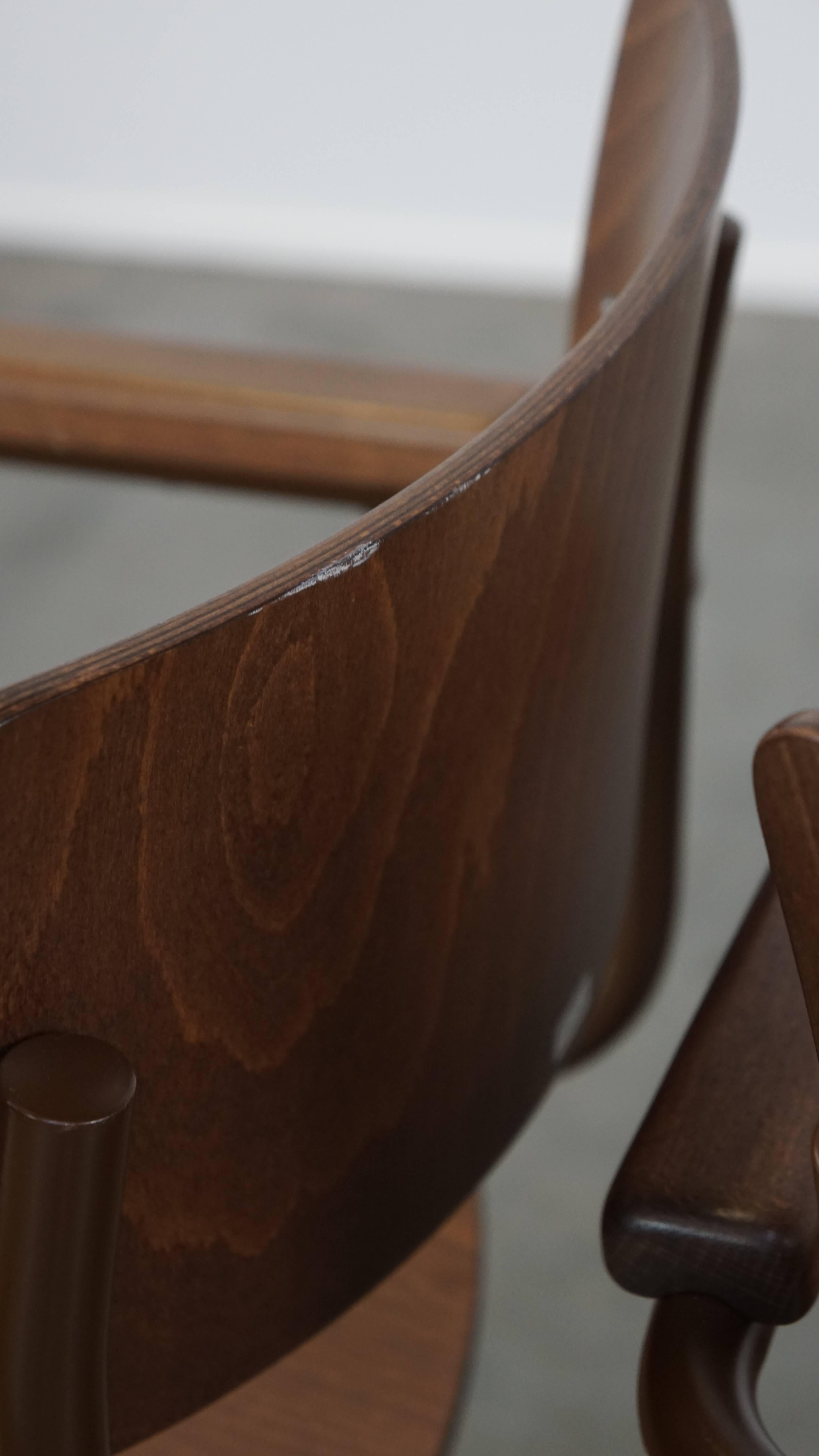 Satz von 2 Thonet Modell S43 Ess-/Beistellstühlen mit Armlehnen im Angebot 4