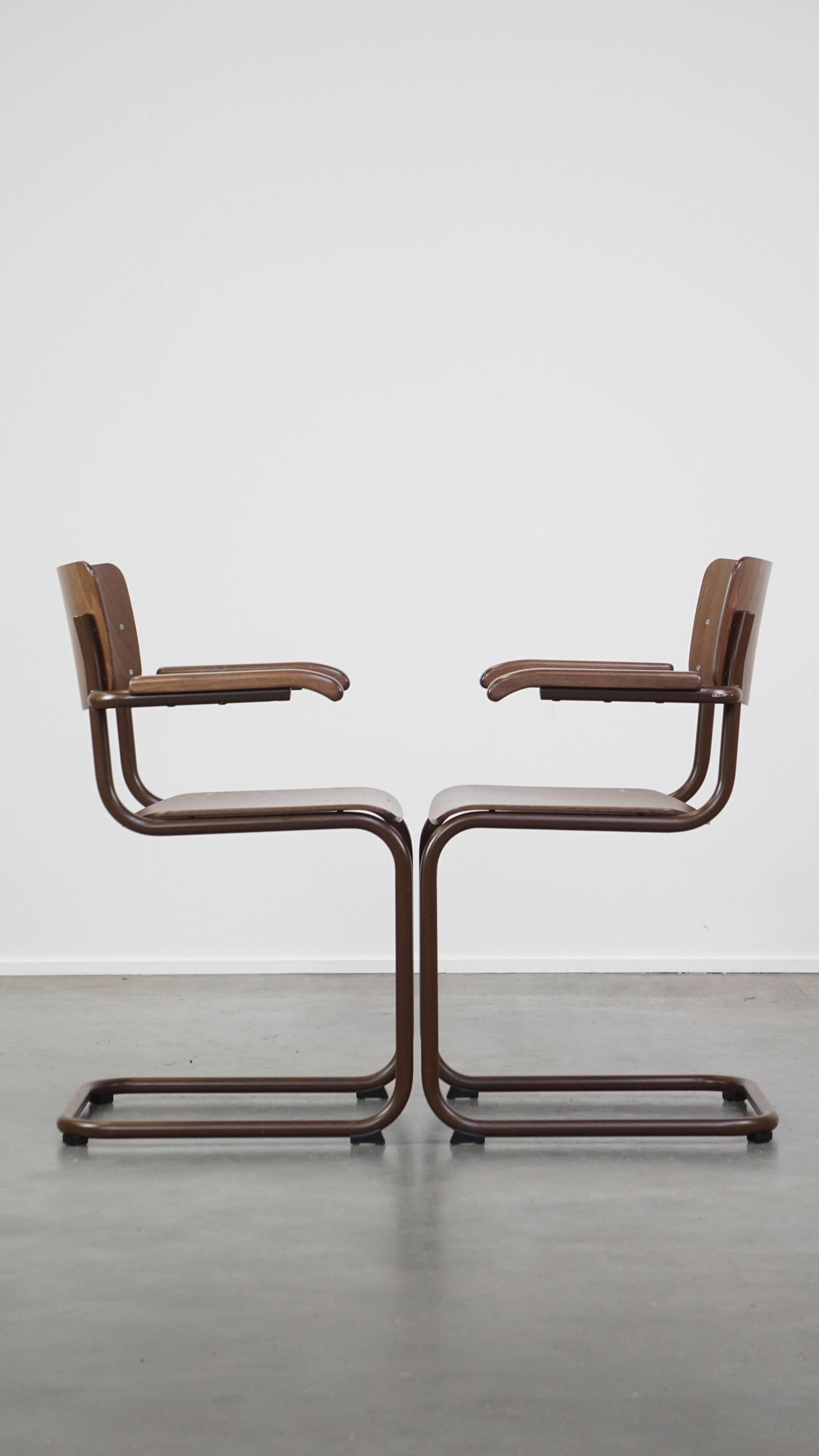 Offered this set of 2 Thonet model S43 dining room/side chairs, with armrests.

This nice set of 2 Thonet chairs, model S43, comes into its own in almost any interior. These chairs are multifunctional; for example, you can place them at the dining