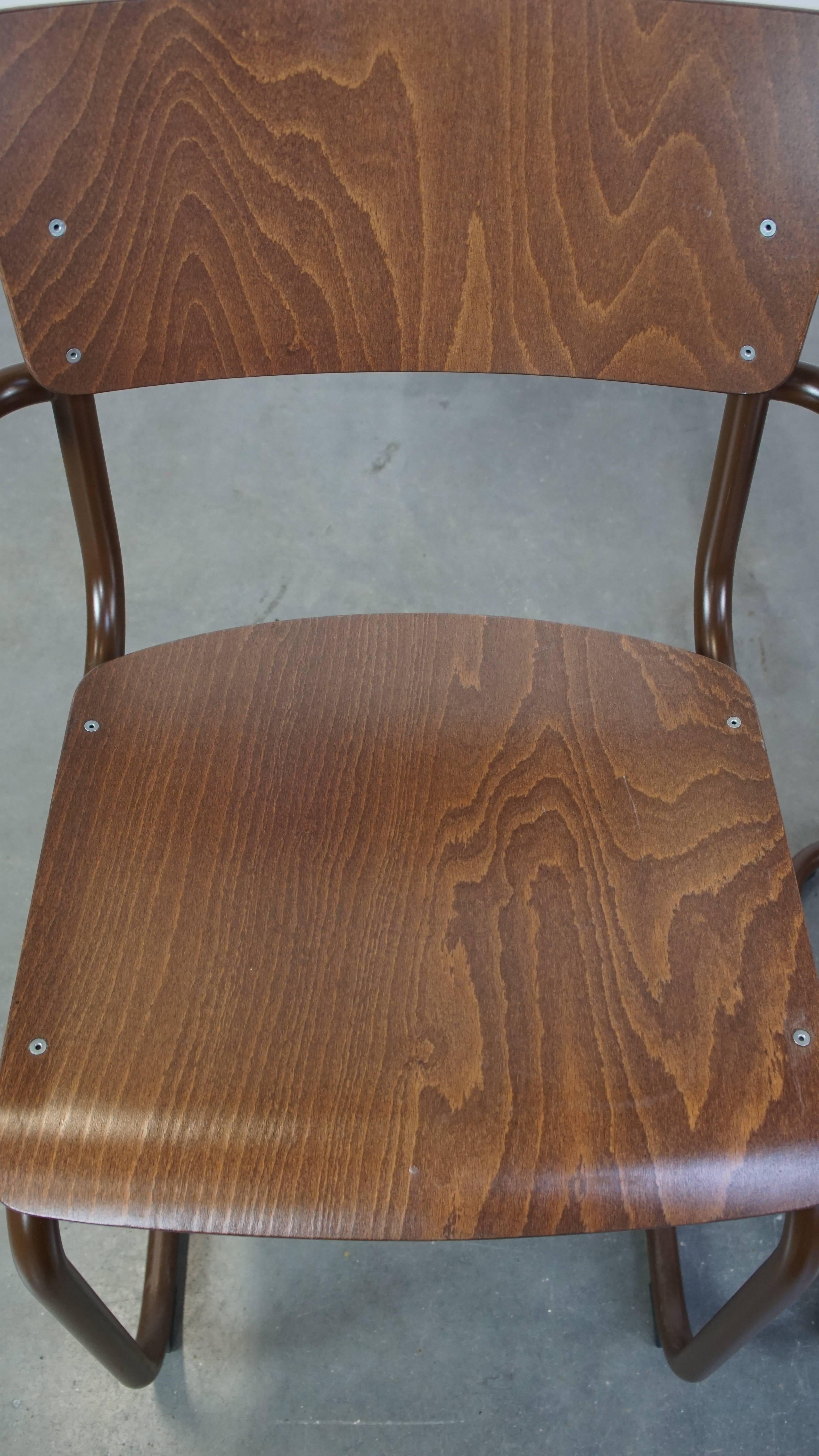 Satz von 2 Thonet Modell S43 Ess-/Beistellstühlen mit Armlehnen (20. Jahrhundert) im Angebot