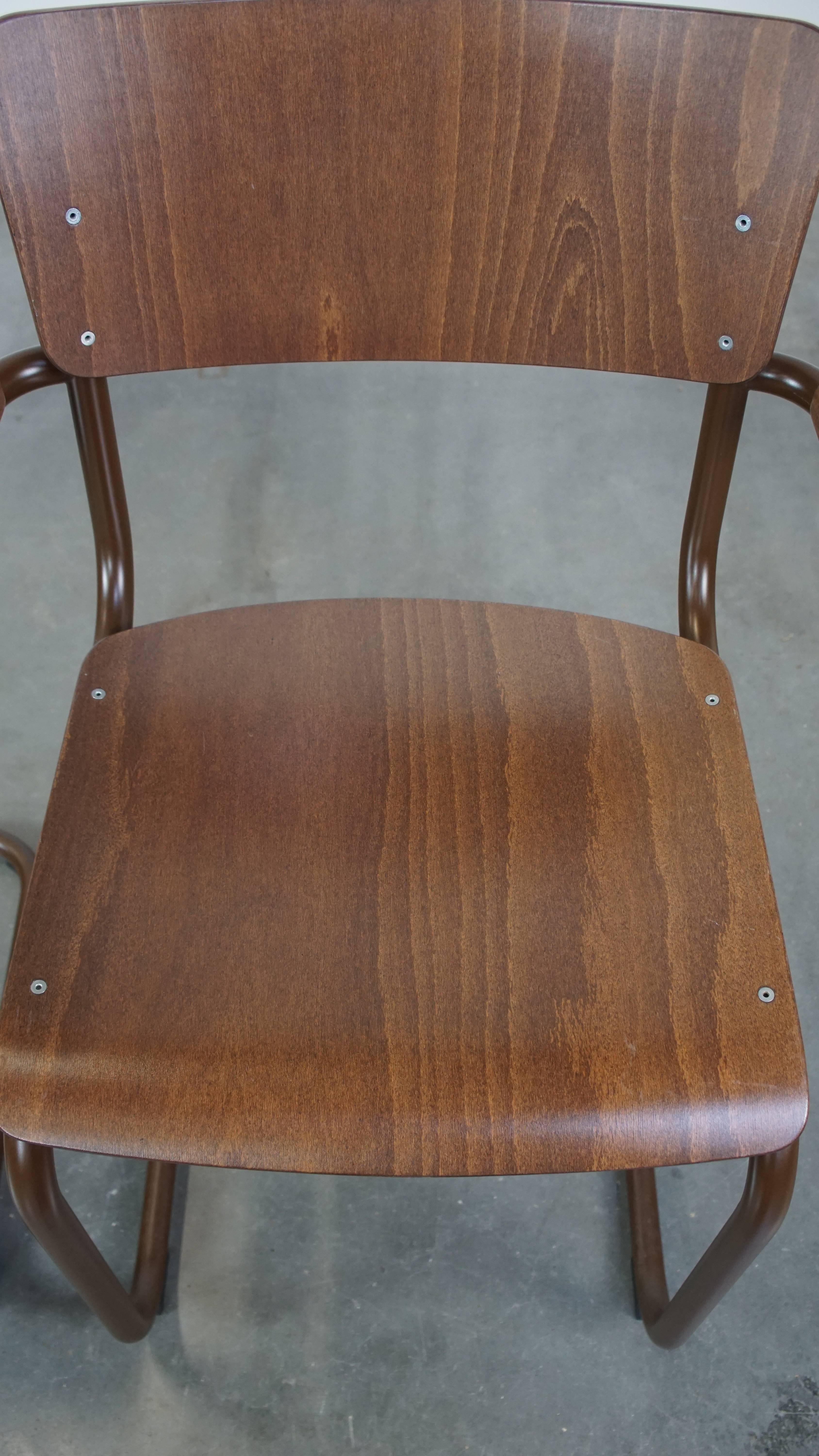 Satz von 2 Thonet Modell S43 Ess-/Beistellstühlen mit Armlehnen (Metall) im Angebot