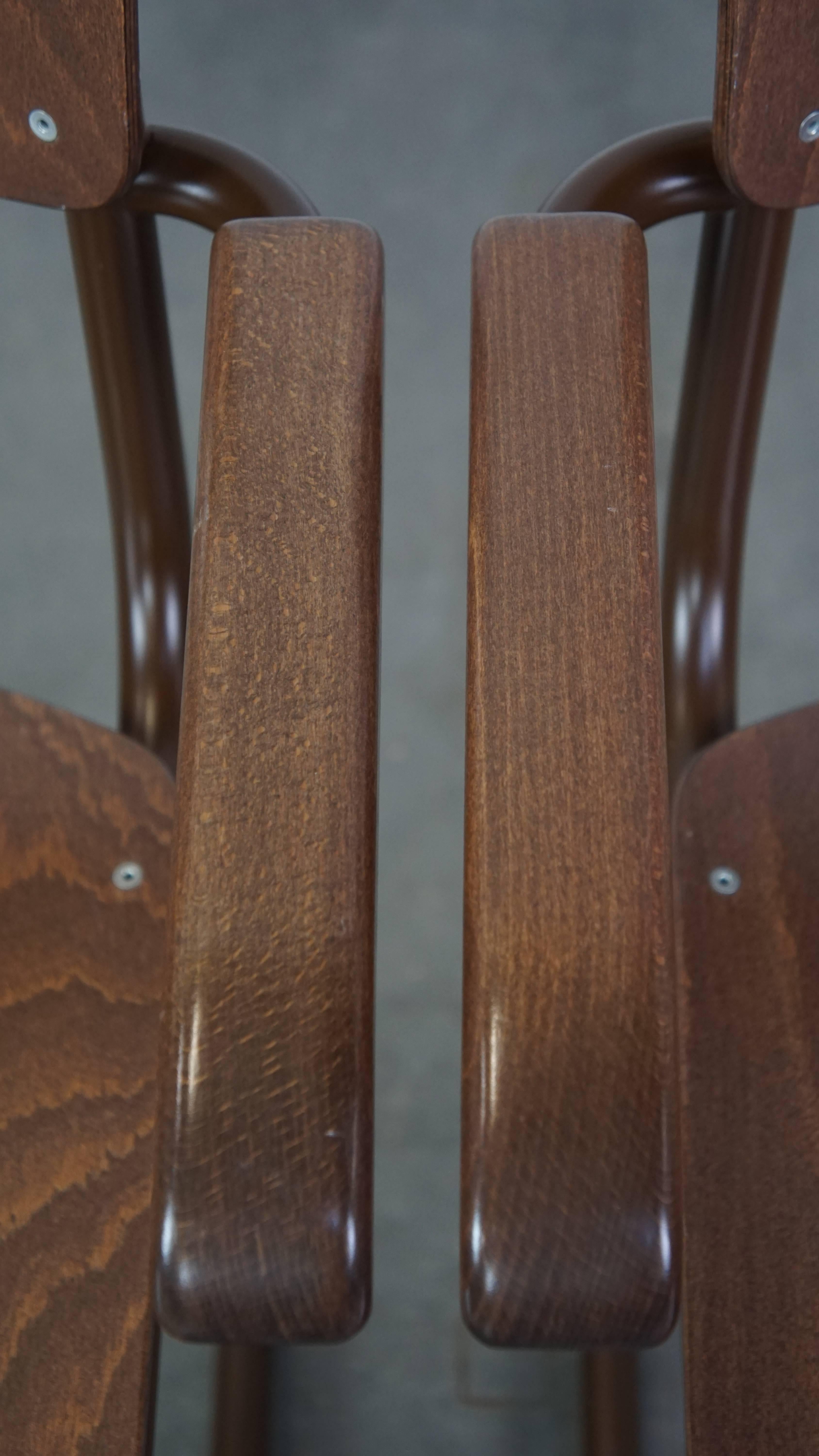 Satz von 2 Thonet Modell S43 Ess-/Beistellstühlen mit Armlehnen im Angebot 2