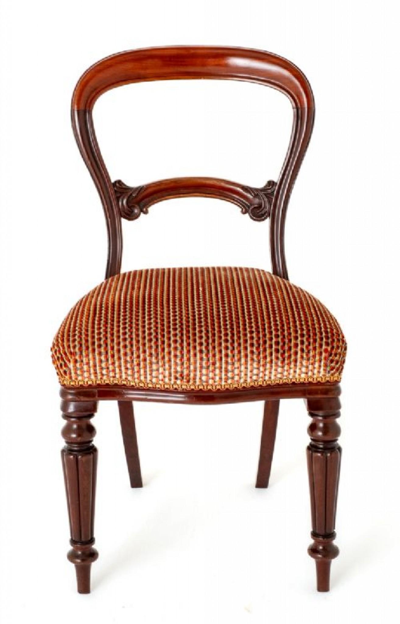 Hier haben wir eine Qualität Satz von 8 frühen viktorianischen Mahagoni Ballon zurück Esszimmer Stühle aus Qualität Holz.
CIRCA 1850
Die vorderen Beine sind ringförmig gedreht und kanneliert, die hinteren Beine haben die Form eines Säbels.
Die