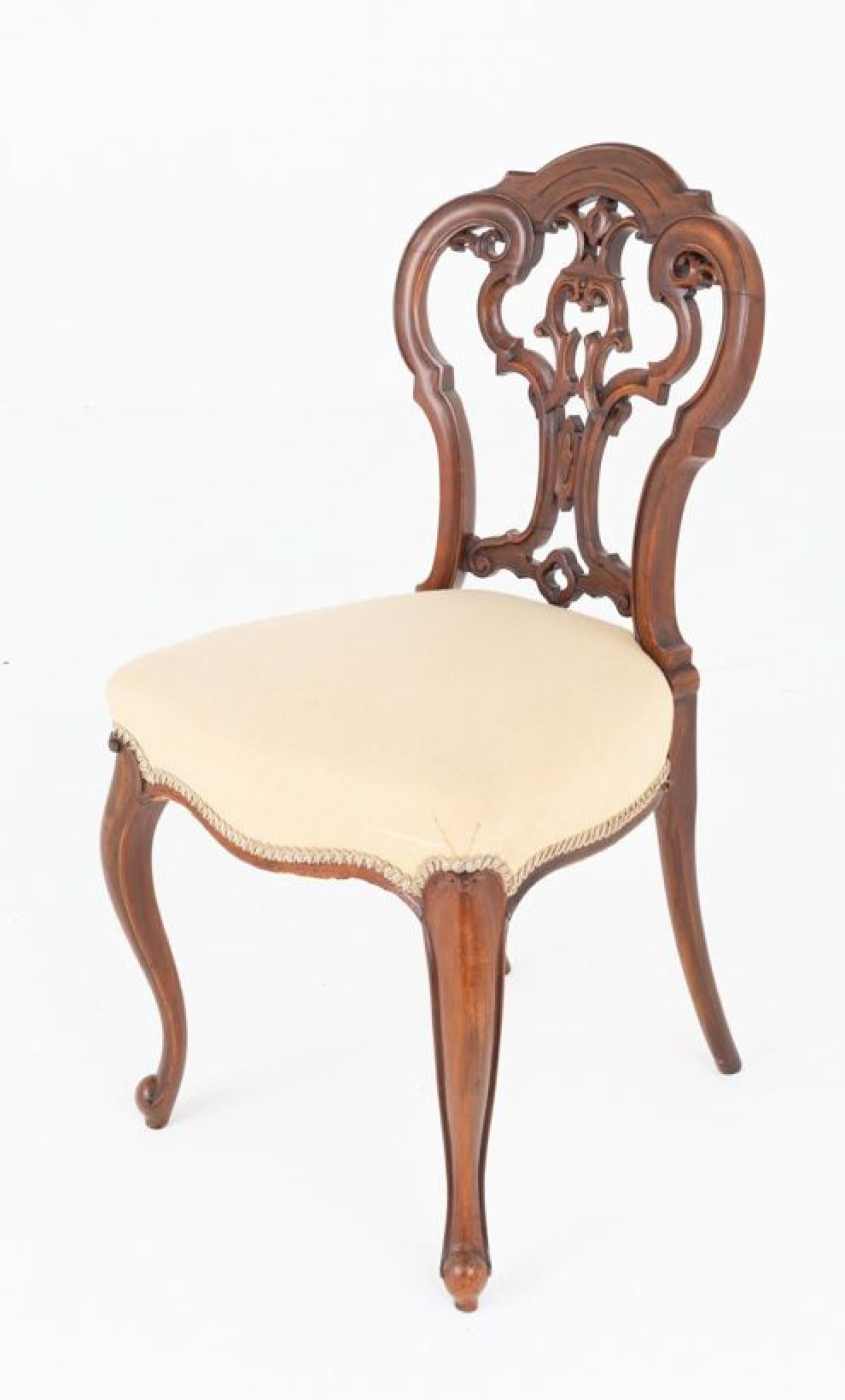 Grazioso set di 6 sedie vittoriane con gambe a cabriola in noce
Circa 1860
Queste sedie sono sollevate su gambe anteriori cabriole e gambe posteriori sagomate. Le sedie sono dotate di sedili impagliati (molto comodi).
Abbiamo diversi tavoli da
