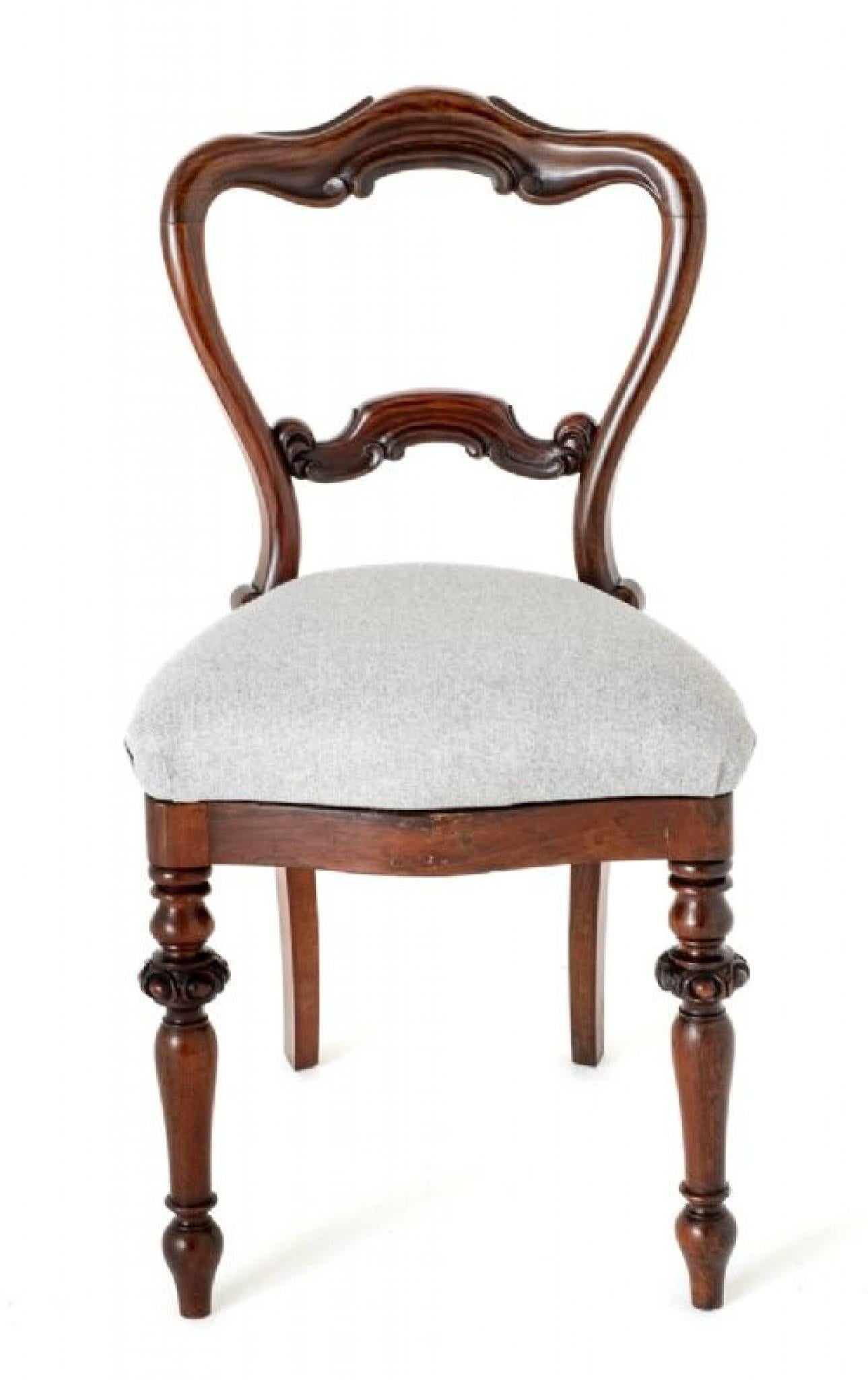 Satz von 8 hübschen viktorianischen Esszimmerstühlen.
Diese Stühle sind auf gedrechselten und geschnitzten Vorderbeinen mit Säbelrückenbeinen aufgestellt.
CIRCA 1850
Die Stühle mit herausnehmbaren Sitzen, die kürzlich neu gepolstert wurden.
Die