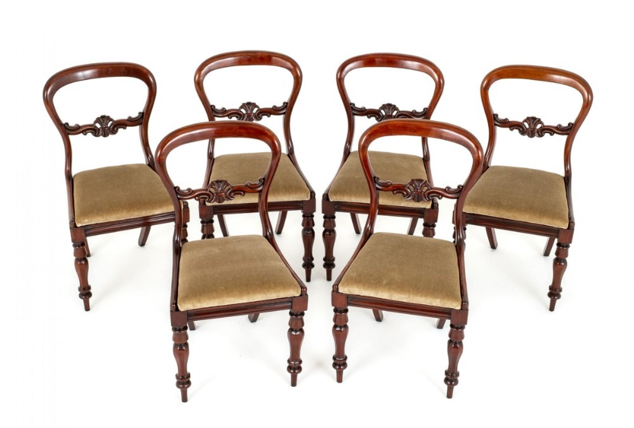Diese Esszimmerstühle haben die typische viktorianische Ballonrückenlehne.
CIRCA 1860
Die Stühle sind auf facettierten und gedrechselten Vorderbeinen mit Säbelrückenbeinen aufgestellt.
Die Stühle sind mit einem gepolsterten, ausklappbaren Sitz