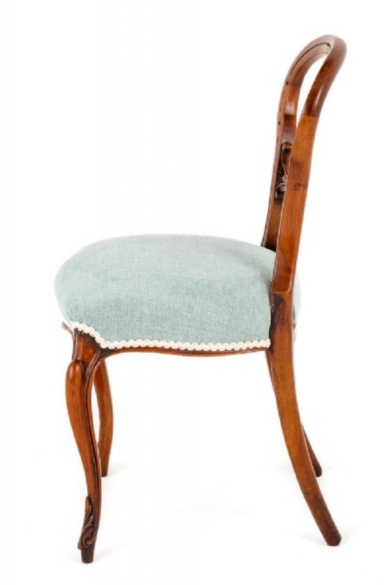 Hier haben wir einen Satz von 6 Nussbaum viktorianischen Cabriole Leg Dining Chairs.
Die Stühle sind auf Cabriole Vorderbeine mit geschnitzten Zehen und Swept Back Legs erhöht.
CIRCA 1860
Die Chais haben Stuff Over Seats, die kürzlich neu gepolstert