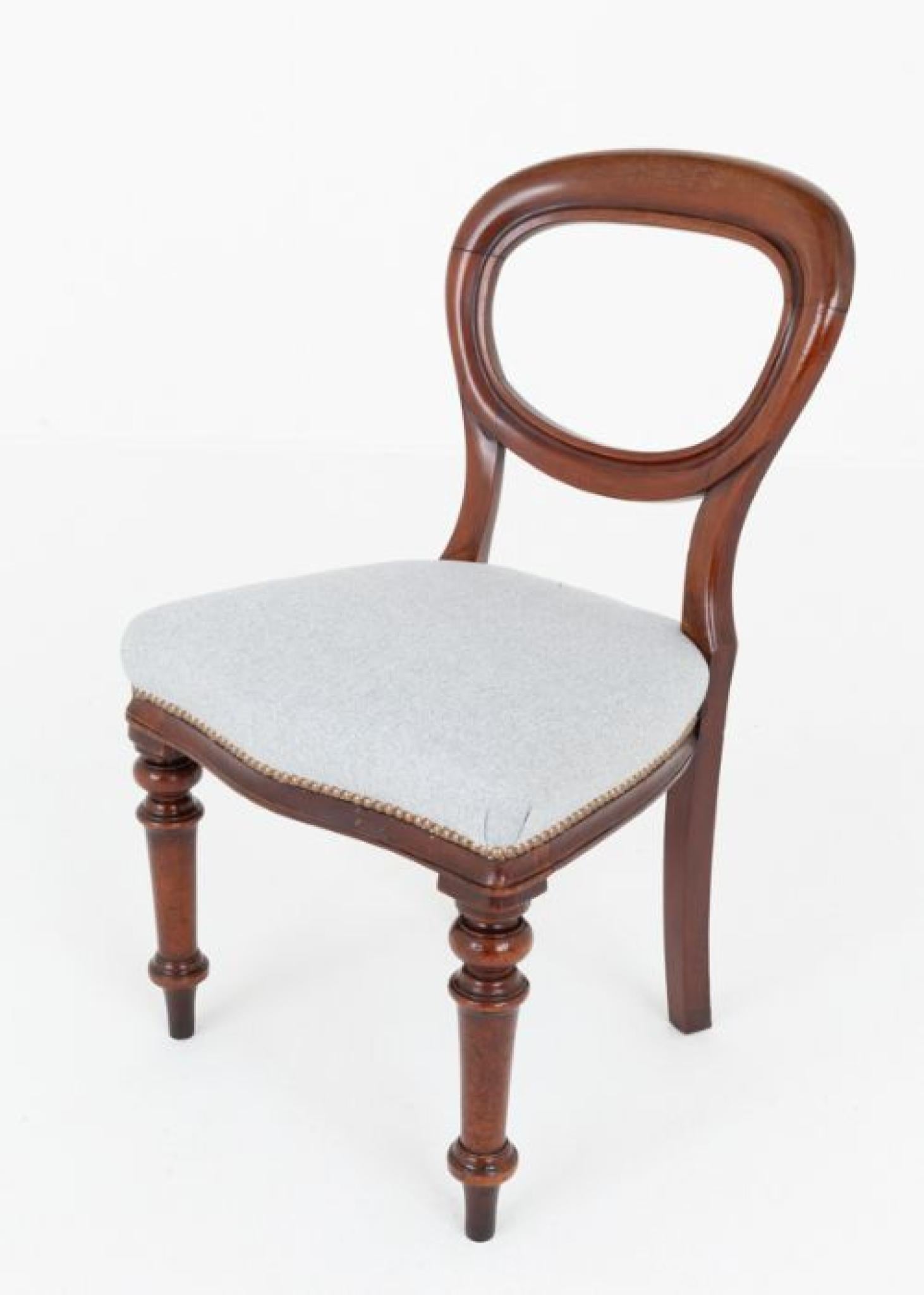 Set di 6 sedie da pranzo vittoriane con schienale a palloncino in mogano
Queste sedie si ergono su gambe anteriori tornite ad anello con gambe posteriori a sciabola.
I sedili, recentemente rivestiti, sono di tipo 