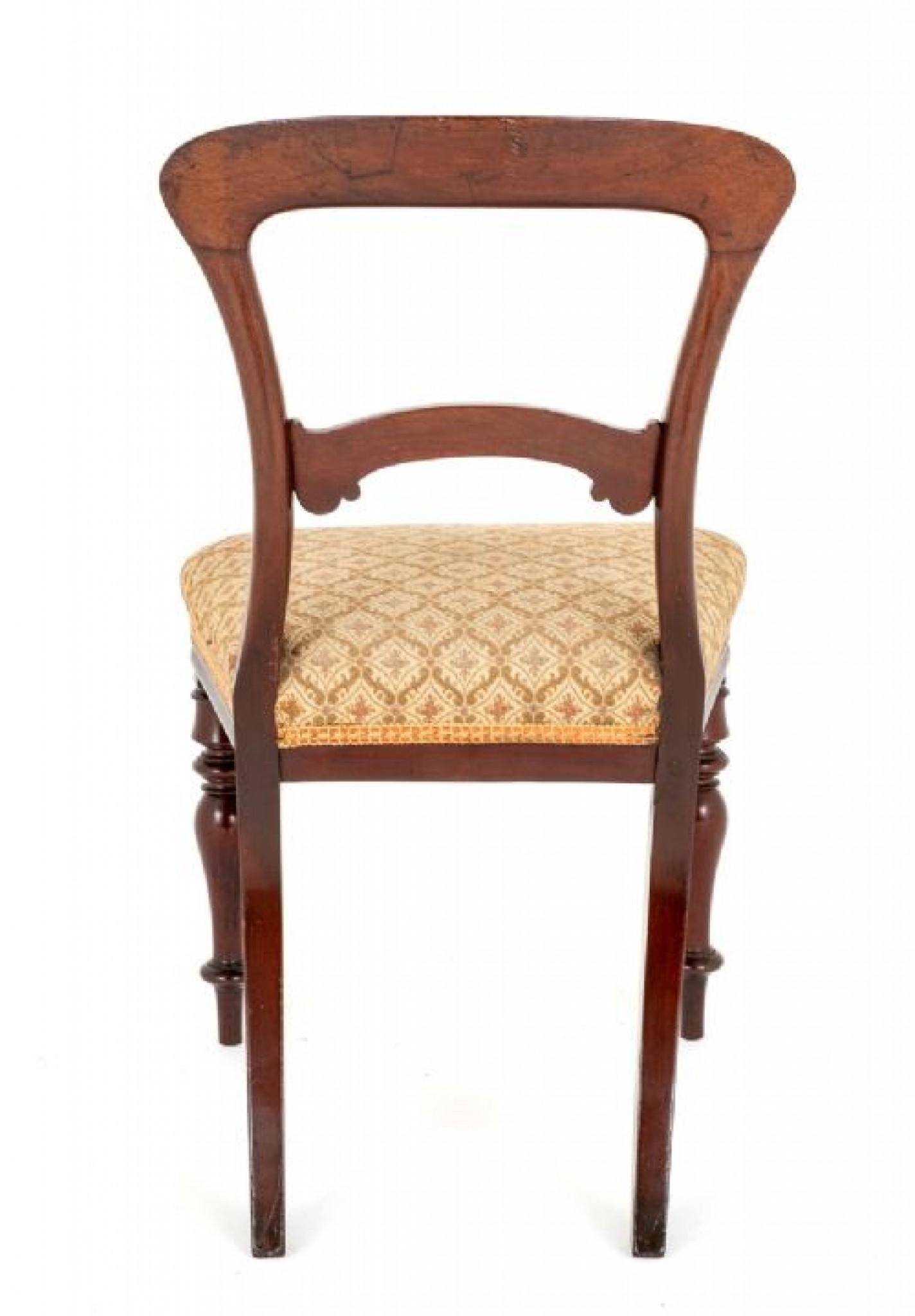 Satz von 6 viktorianischen Esszimmerstühlen aus Mahagoni.
Diese Stühle haben ringgedrehte Vorderbeine und geformte Hinterbeine.
Die Stühle sind mit Stoff über den Sitzen ausgestattet (extra Komfort)
Jeder Stuhl hat eine geformte Rückenlehne mit