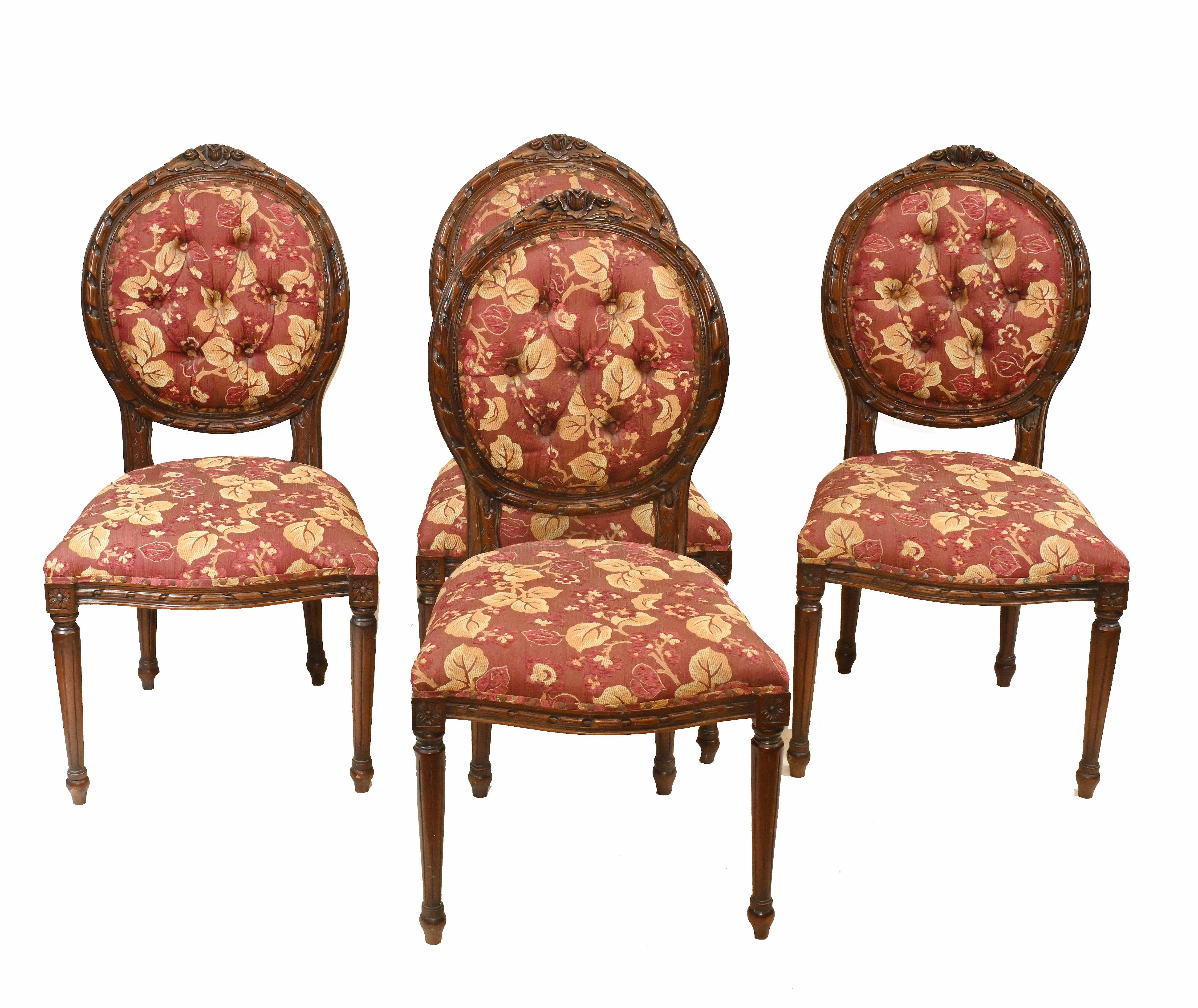 Ensemble rafraîchissant de quatre chaises de salle à manger victoriennes en acajou
Nices motifs floraux sur un tissu accrocheur
Confortable pour s'asseoir, cet ensemble date d'environ 1880
Proposé en très bon état, prêt à être utilisé à la maison