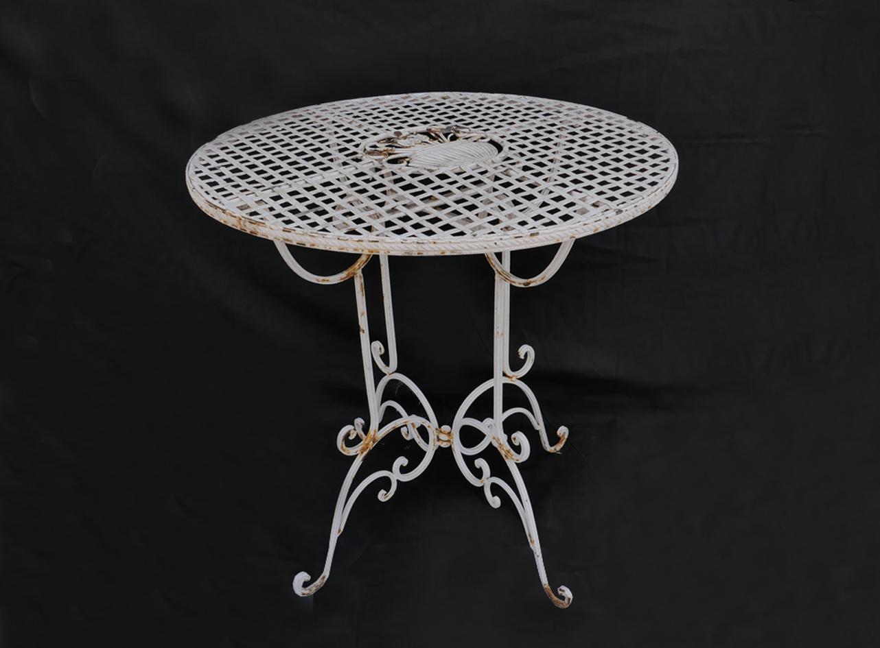 Set vintage mobili da giardino in ferro verniciato, anni '60 del XX secolo
Questo set di mobili da giardino è composto da quattro sedie e un tavolo. Costruito in Italia verso la metà del secolo scorso, è interamente in ferro verniciato bianco.
Con