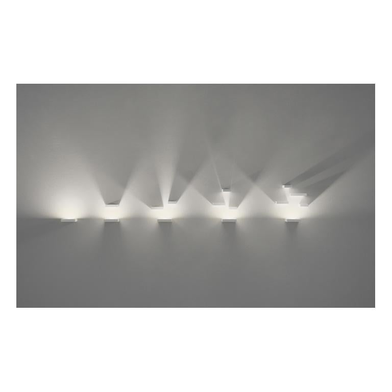 A game of light and shadows, Set is a modular wall art sconce designed to decorate the wall with customized compositions of illuminated rectangular pieces. With 0-5 reflective blocks which can be rotated at will, this collection creates an