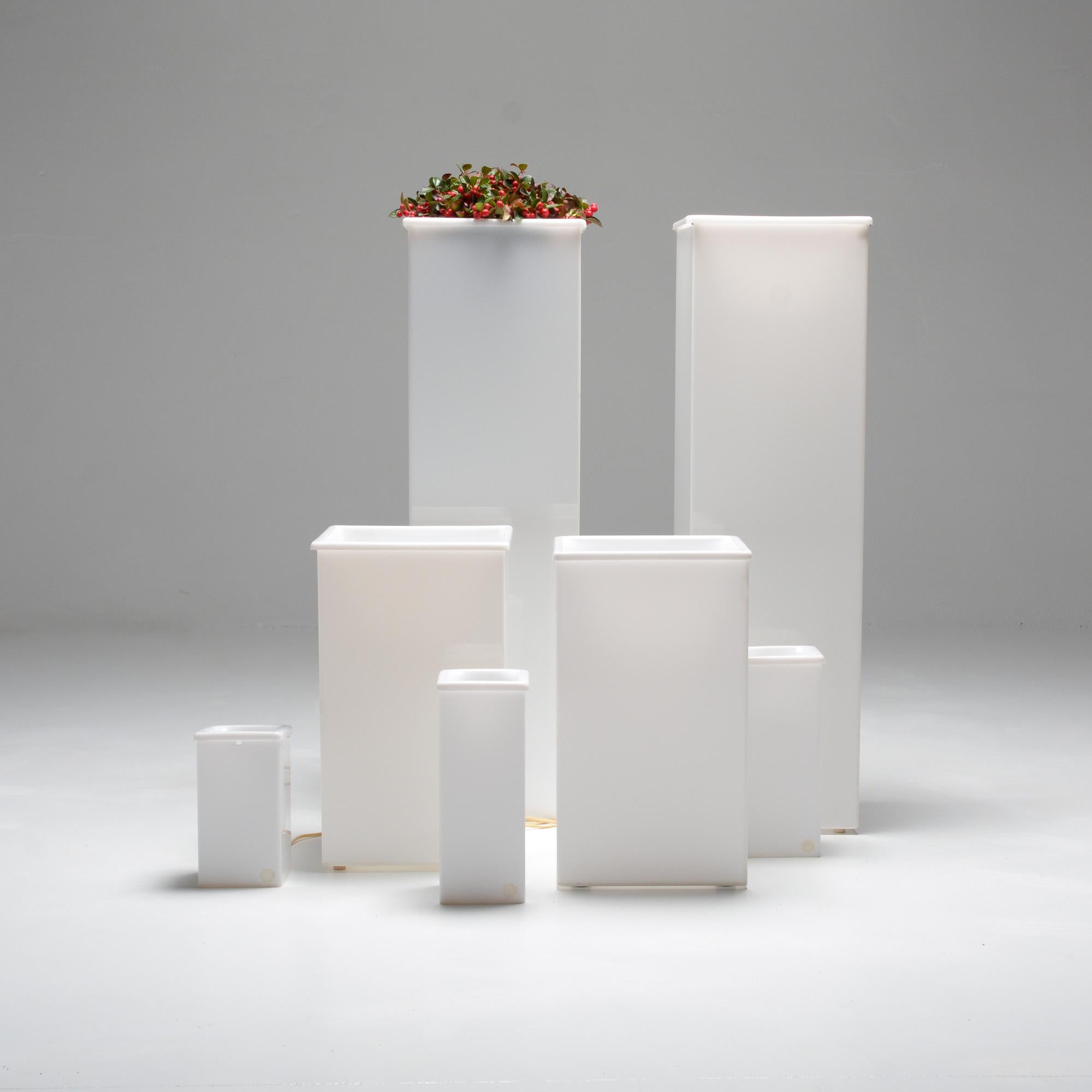 Set of 7 pieces white Perspex Lighted Plant Pots, 1970s For Sale 8