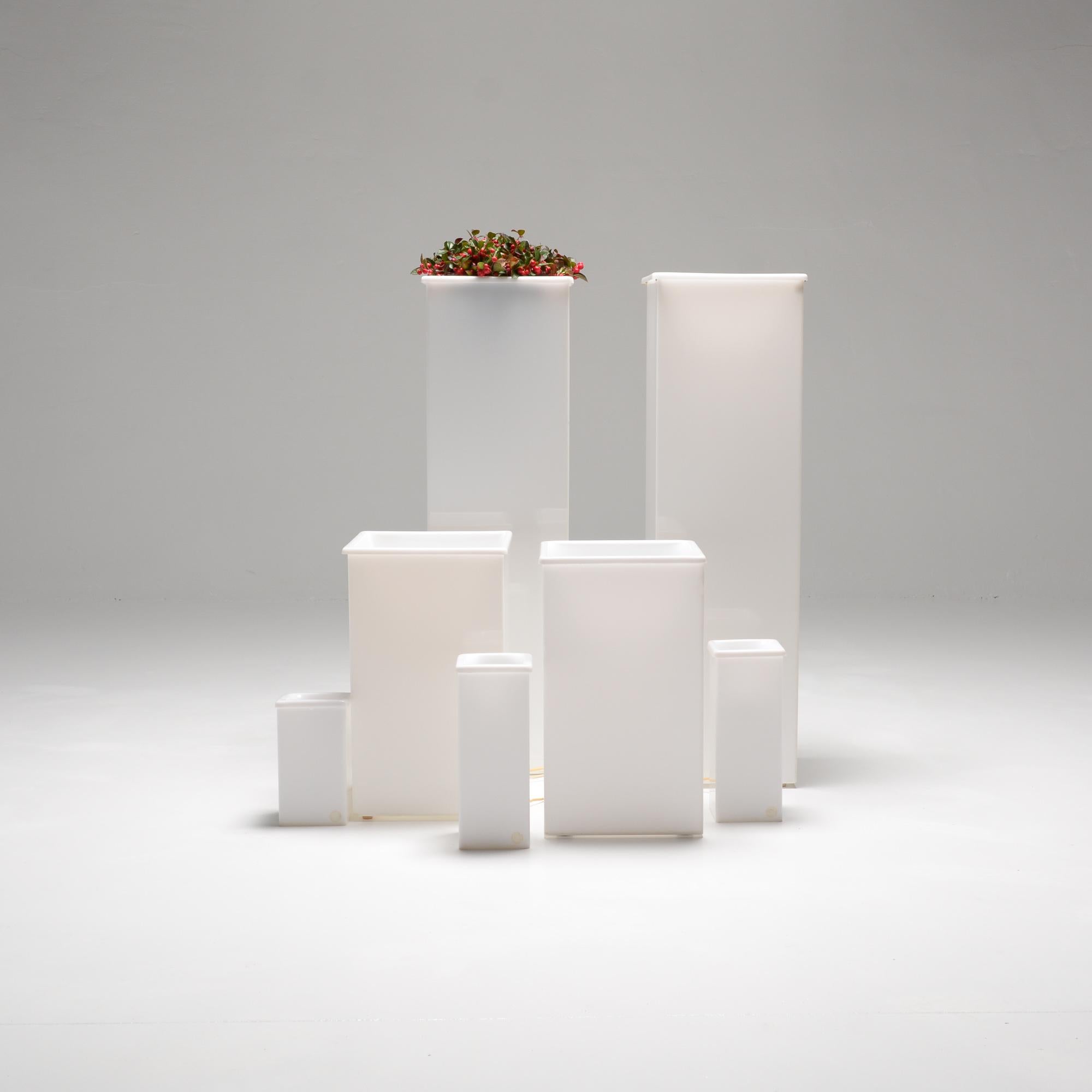 Juego de 7 macetas iluminadas de metacrilato blanco, años 70 en Excelente estado para la venta en Vlimmeren, BE