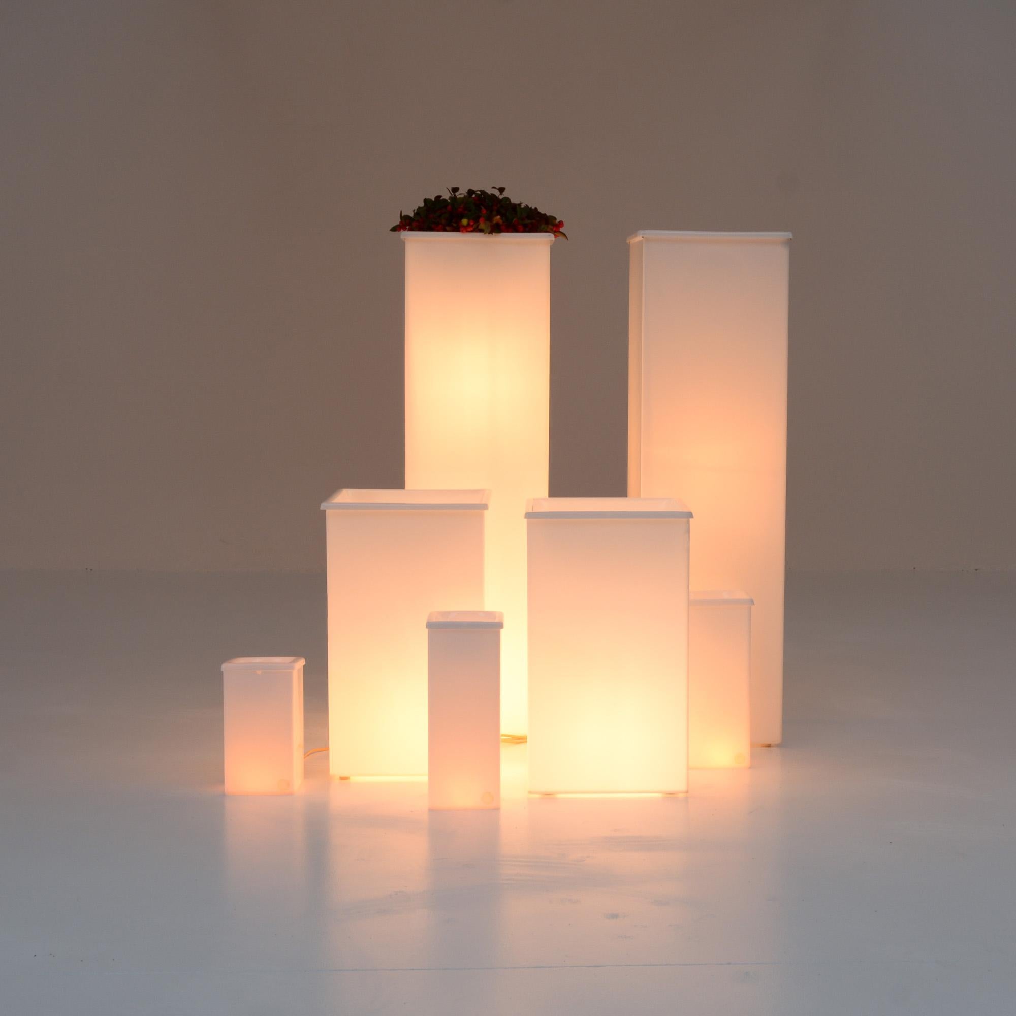 Set of 7 pieces white Perspex Lighted Plant Pots, 1970s In Excellent Condition For Sale In Vlimmeren, BE