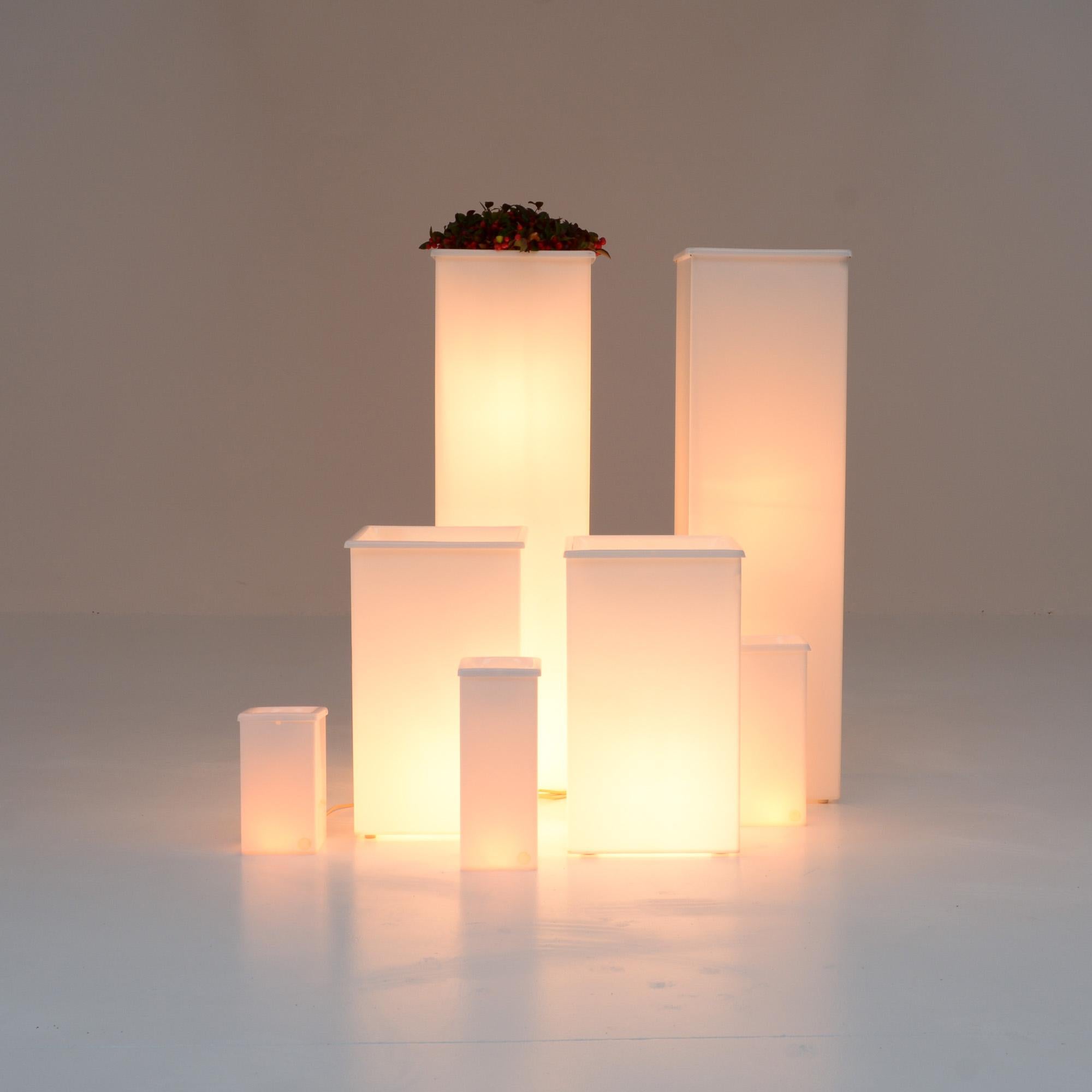 Juego de 7 macetas iluminadas de metacrilato blanco, años 70 Plexiglás en venta