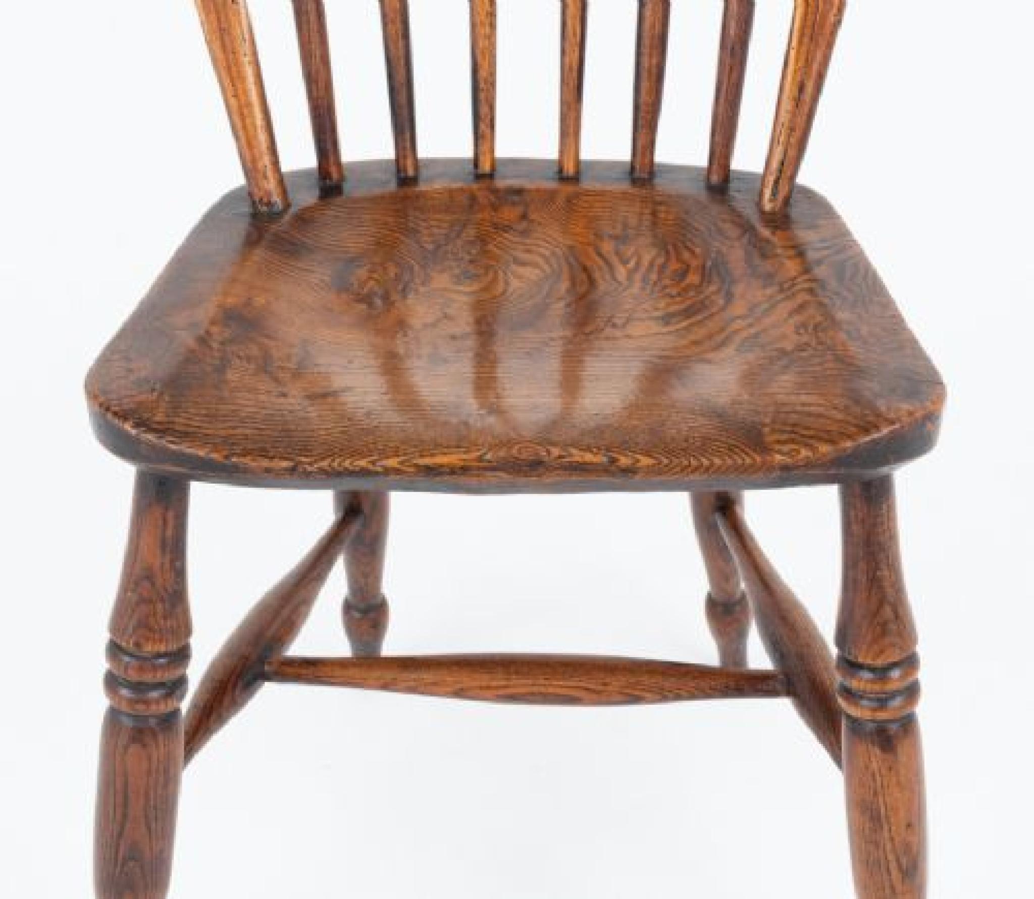 Stai guardando un set di 8 sedie Windsor realizzate con il miglior tasso inglese. Il set da 8 è composto da due poltrone e sei sedie laterali. Si tratta del tradizionale e amatissimo design delle sedie Windsor, caratterizzato da un telaio a