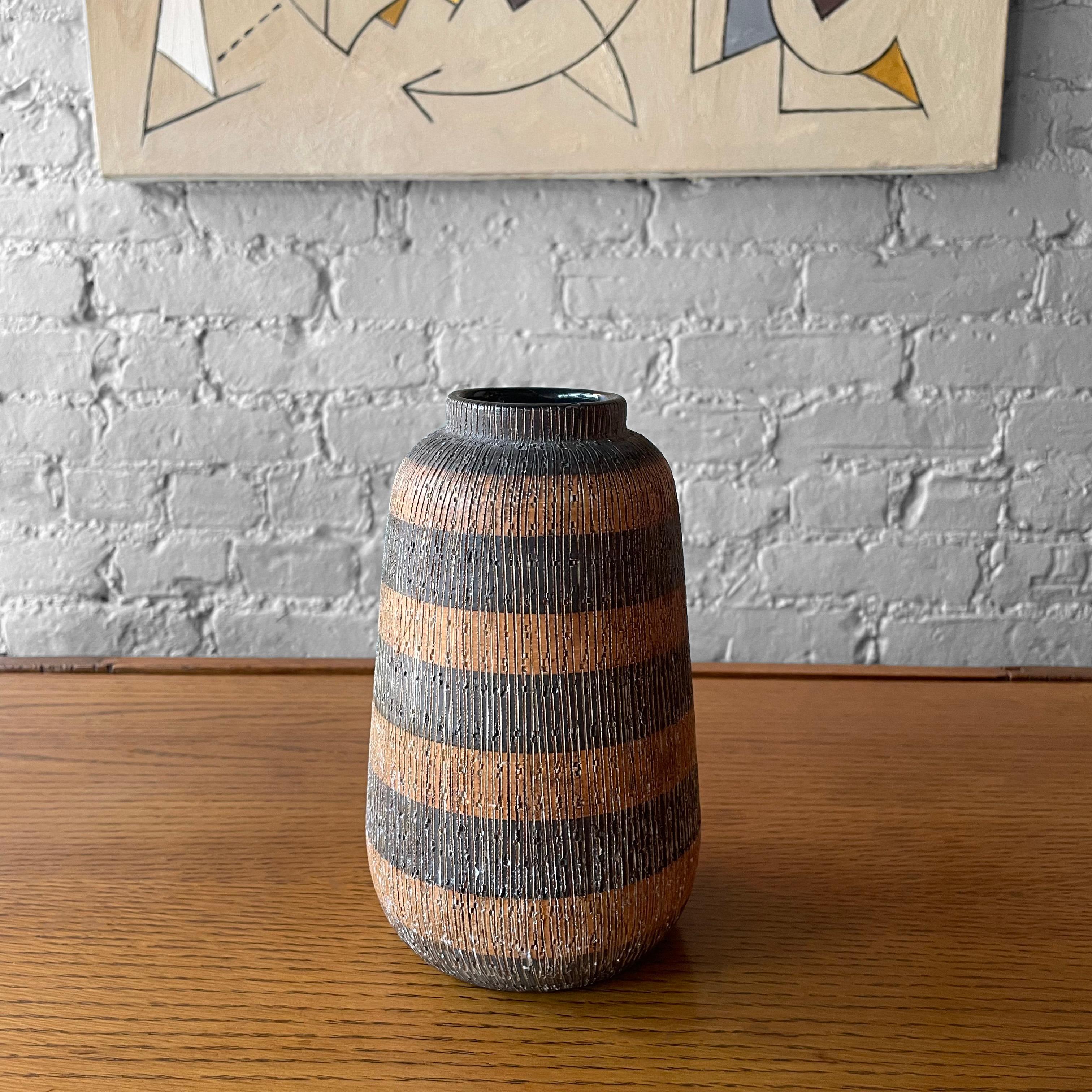 Vase en poterie d'art italien, moderne du milieu du siècle, série Seta, texture incisée, noir et brun, glaçure mate, par Aldo Londi pour Bitossi, Raymor avec une ouverture de 2 pouces.