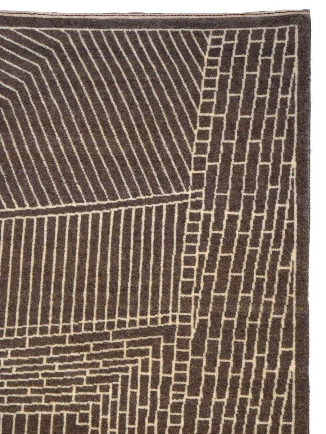 Mid-Century Modern Wool Persian Rug, Light Brown and Cream, 6' x 9' (Moderne der Mitte des Jahrhunderts) im Angebot