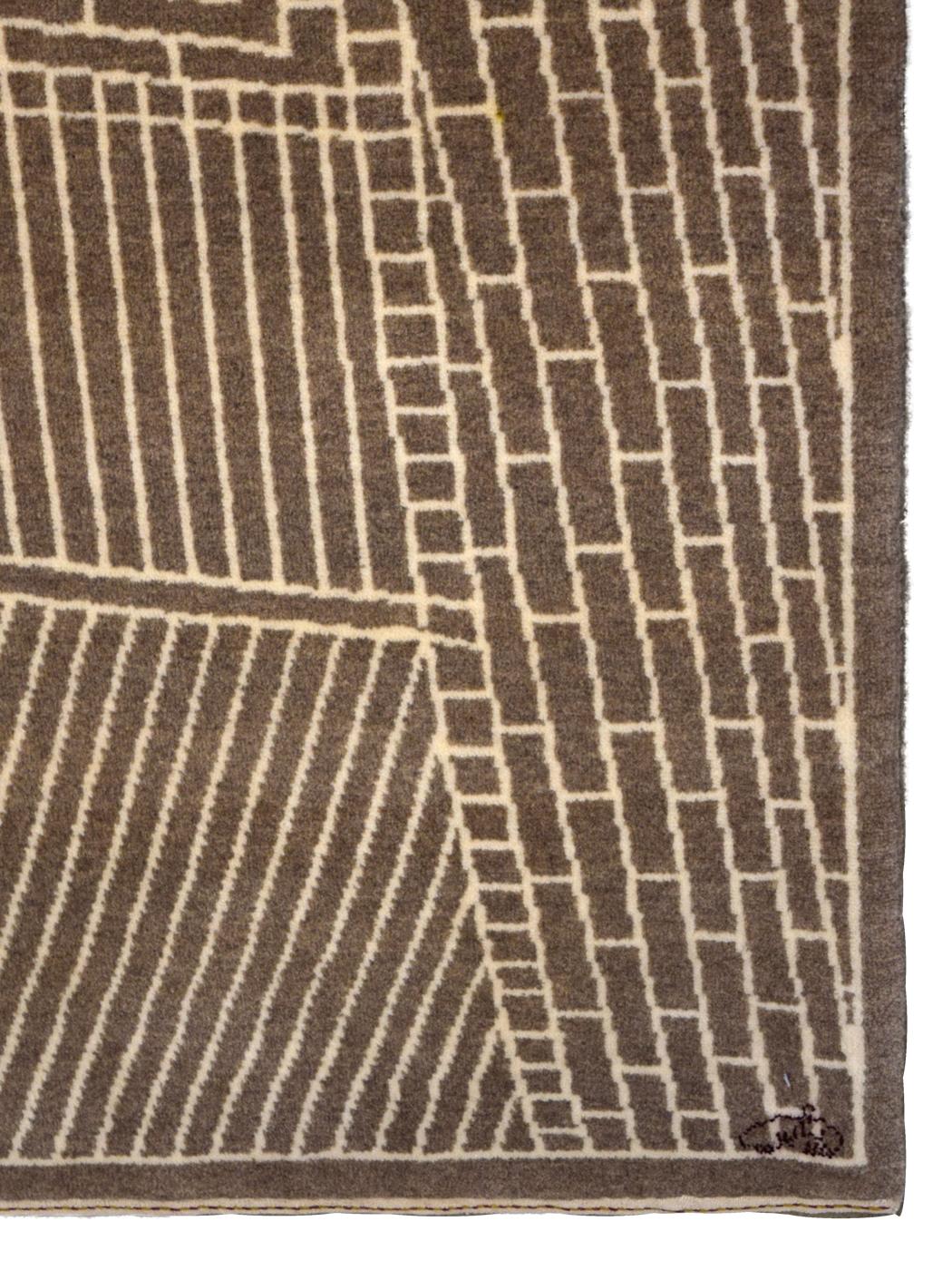 Mid-Century Modern Wool Persian Rug, Light Brown and Cream, 6' x 9' (Persisch) im Angebot