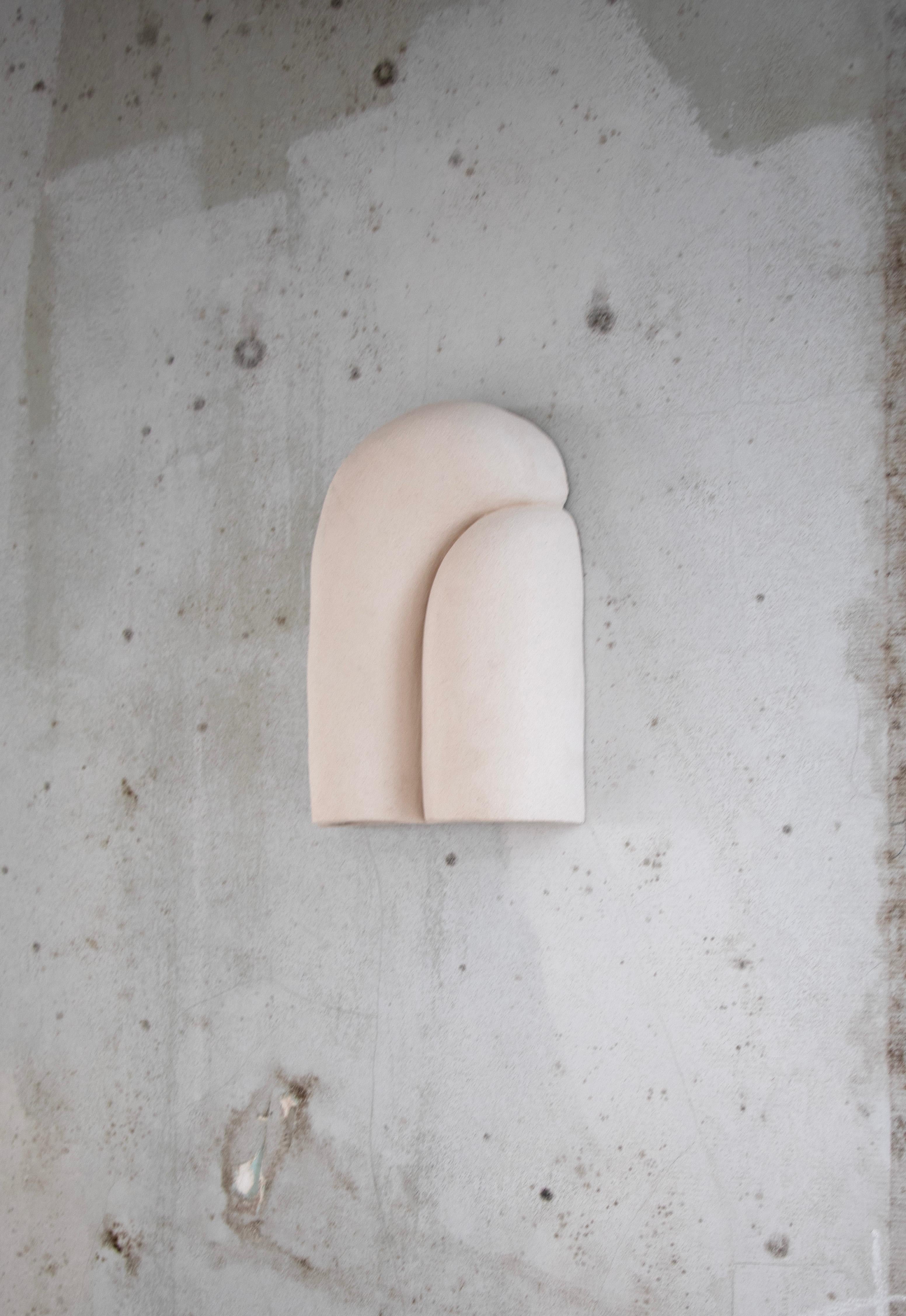 Applique Sète Unique in gres bianco Chamotte di Alice Lahana Studio
Pezzo unico
Dimensioni: D 10 x L 22 x H 33 cm.
Materiali: Gres.

Realizzata a mano nei nostri laboratori, Bird è un'applique in gres chamotte. I due elementi si fondono grazie alle