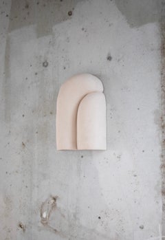 Applique unique de Sète en grès chamotté blanc par Alice Lahana Studio