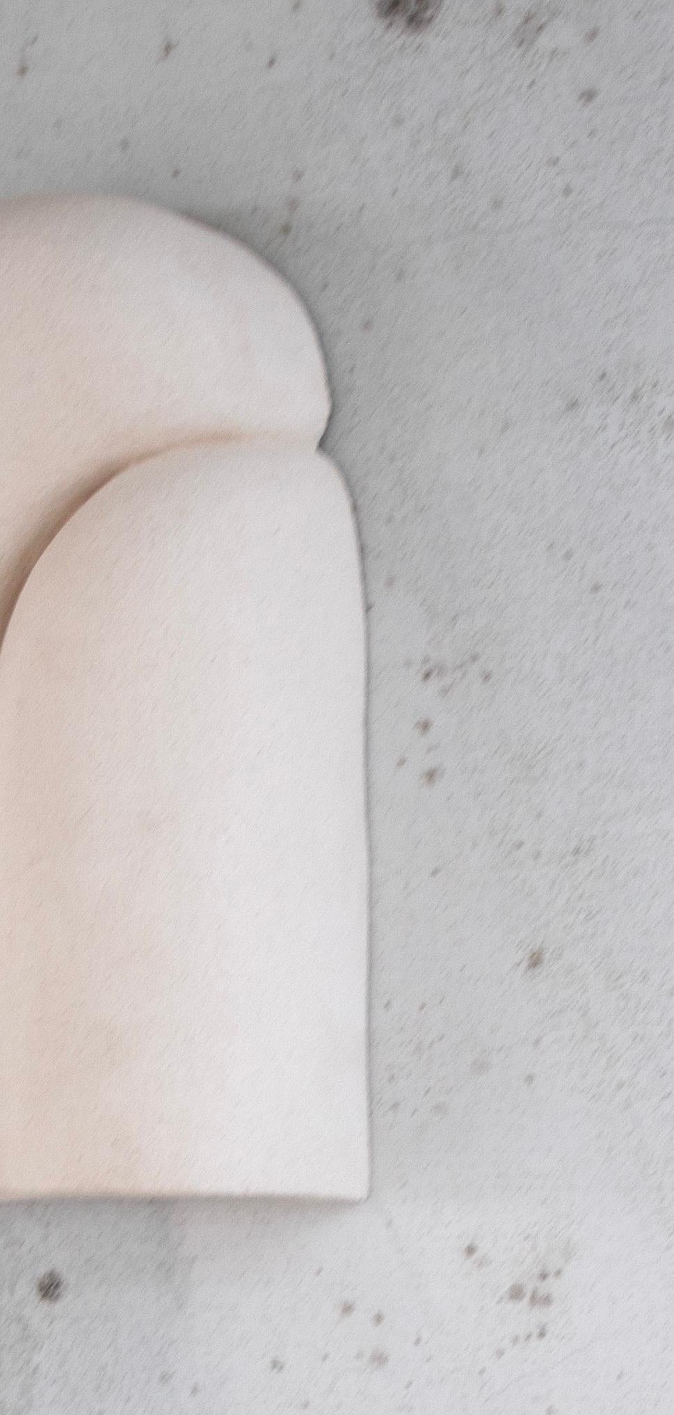 Moderno Applique Sète Unique in gres bianco Chamotte di Alice Lahana Studio in vendita