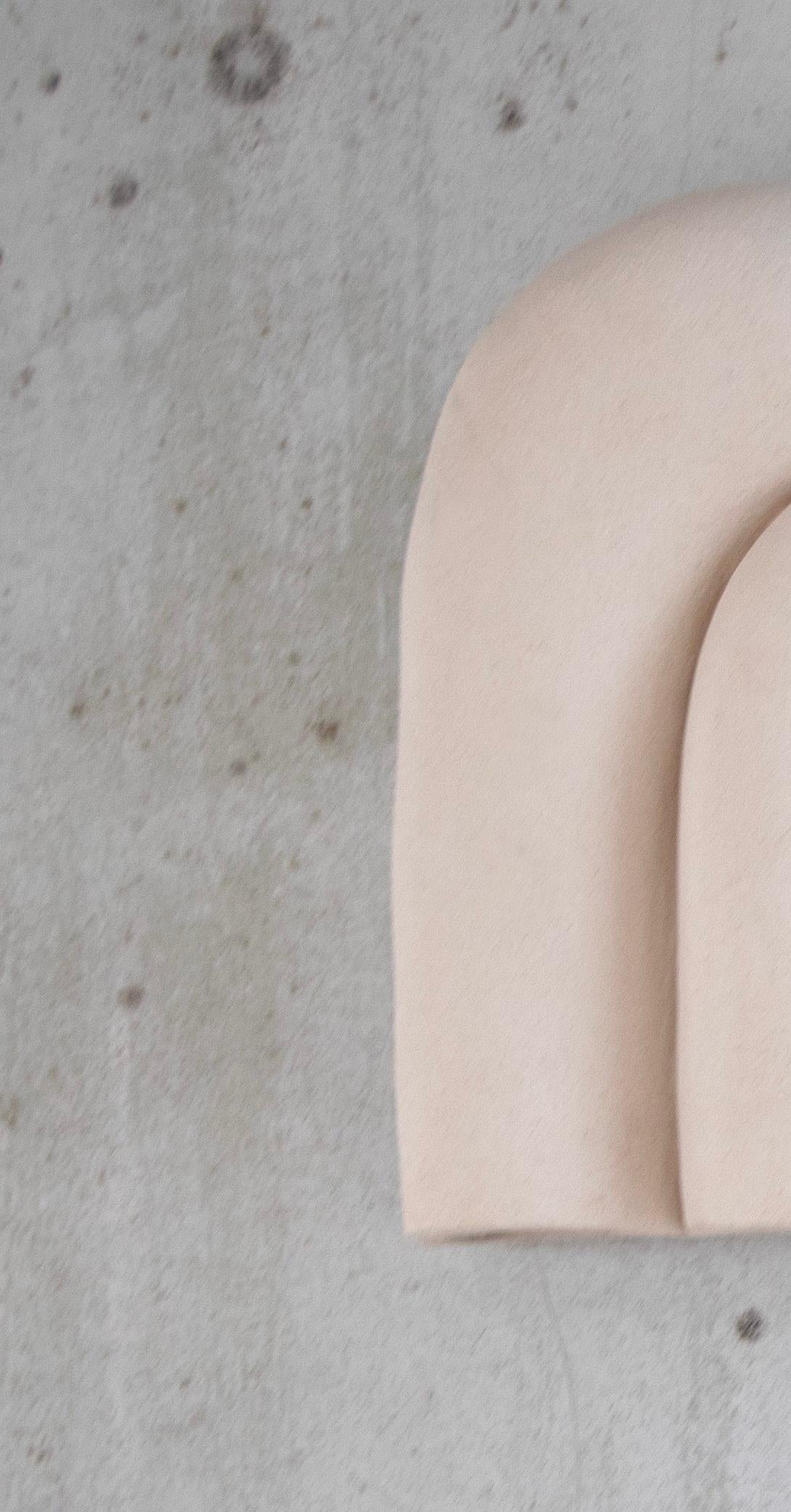 Francese Applique Sète Unique in gres bianco Chamotte di Alice Lahana Studio in vendita