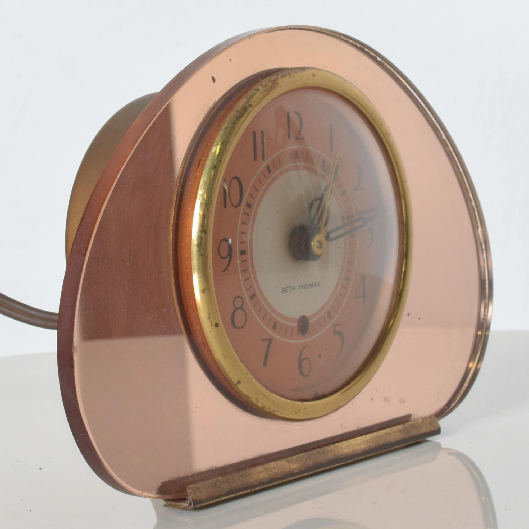 Table Clock
Seth Thomas Sequin Art Deco pink copper mirror electric table clock glamorous Old Hollywood circa 1940s
Pretty pinky peach mirrored case with a copper face and black numerals. Fabulous look!
Dimensions: 4 3/4