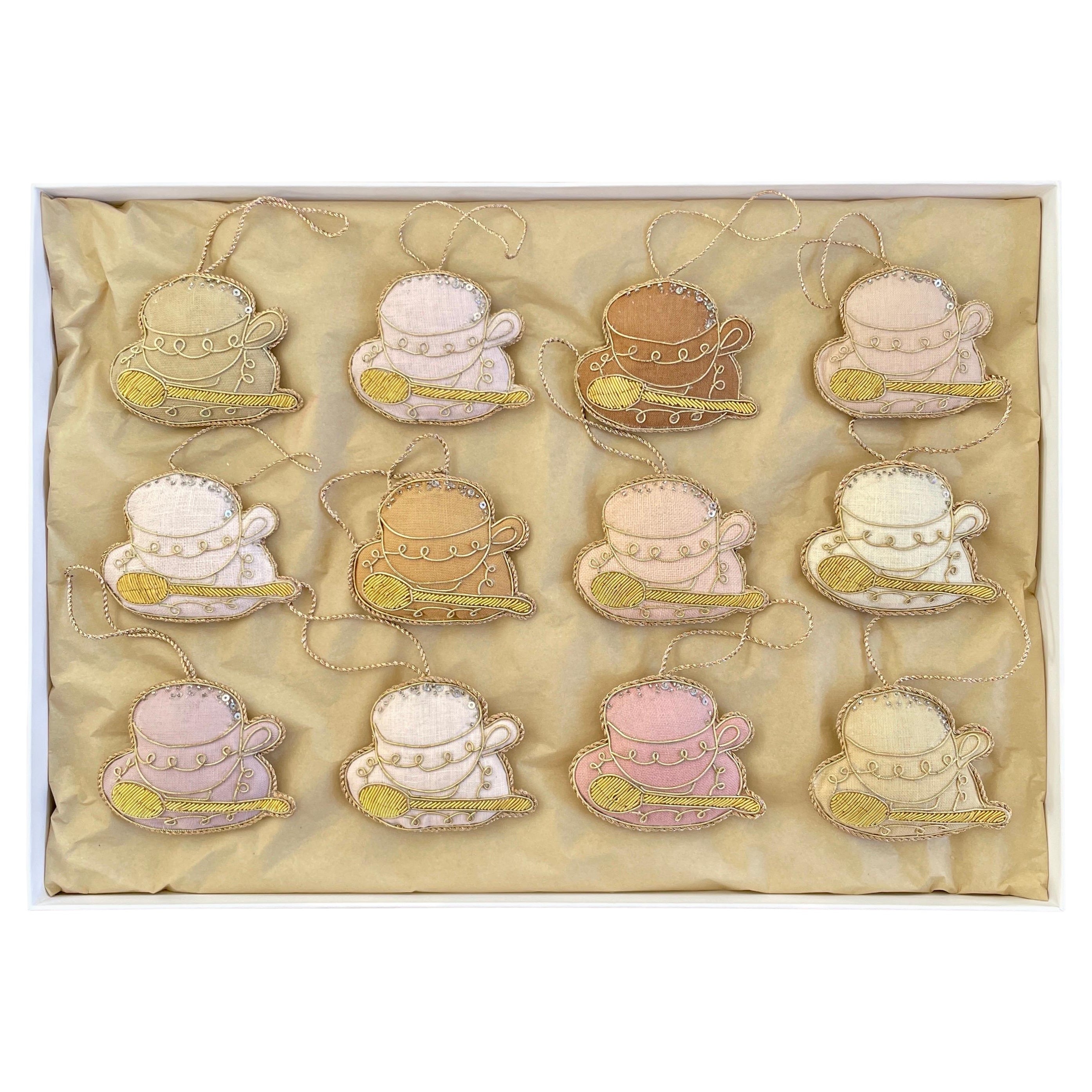 Set mit 12 Teetassen-Ornamenten aus irischem Leinen in Pastellfarben von Katie Larmour in limitierter Auflage 

Dies ist ein luxuriöses Box-Set mit handwerklich hergestellten dekorativen Ornamenten aus echtem irischem Leinen, exklusiv bei 1stdibs.