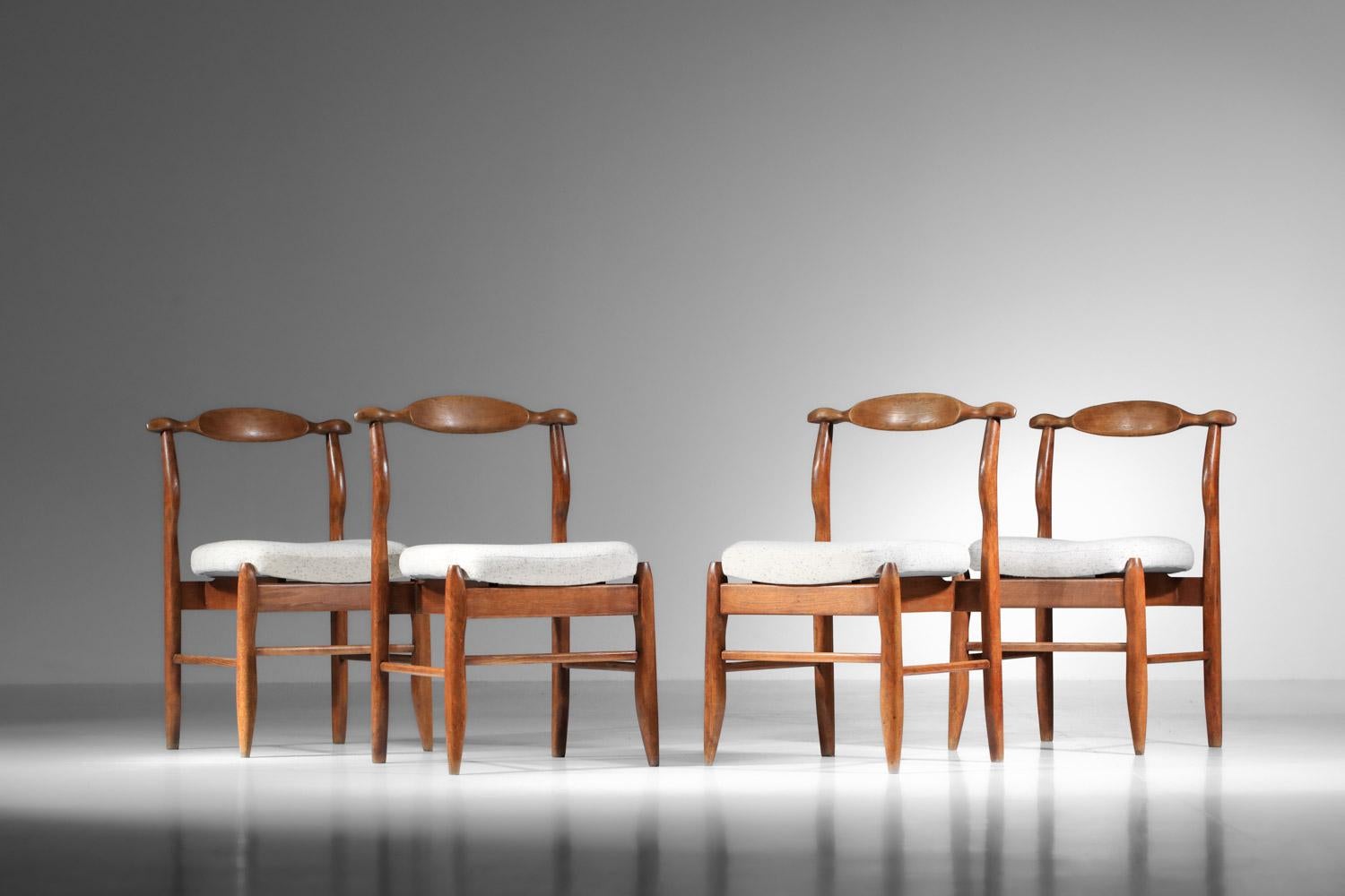 Conjunto de 4 sillas de los años 60 de los diseñadores franceses Guillerme y Chambron. Estructura de roble macizo, asientos restaurados. Muy bonito detalle de fabricación en el respaldo, típico de los dos diseñadores. Bonita pátina de envejecimiento