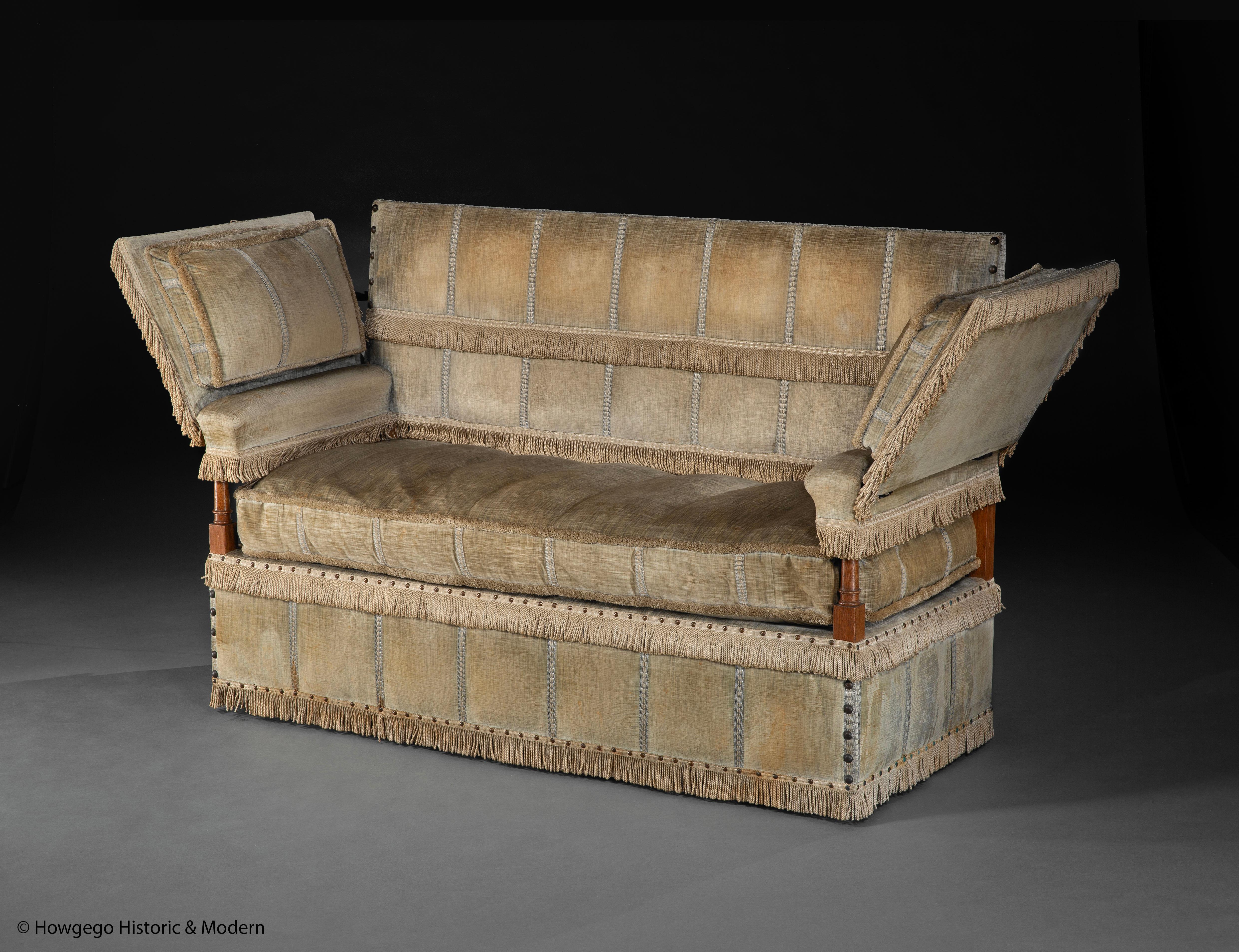 - Dies ist eine Interpretation des frühen 20. Jahrhunderts der berüchtigten, üppig gepolsterten Couch mit klappbaren Armlehnen aus dem 17. Jahrhundert, die in Knole Park, Sevenoaks, Kent, dem Stammsitz der Sackvilles, gefunden wurde und von dem