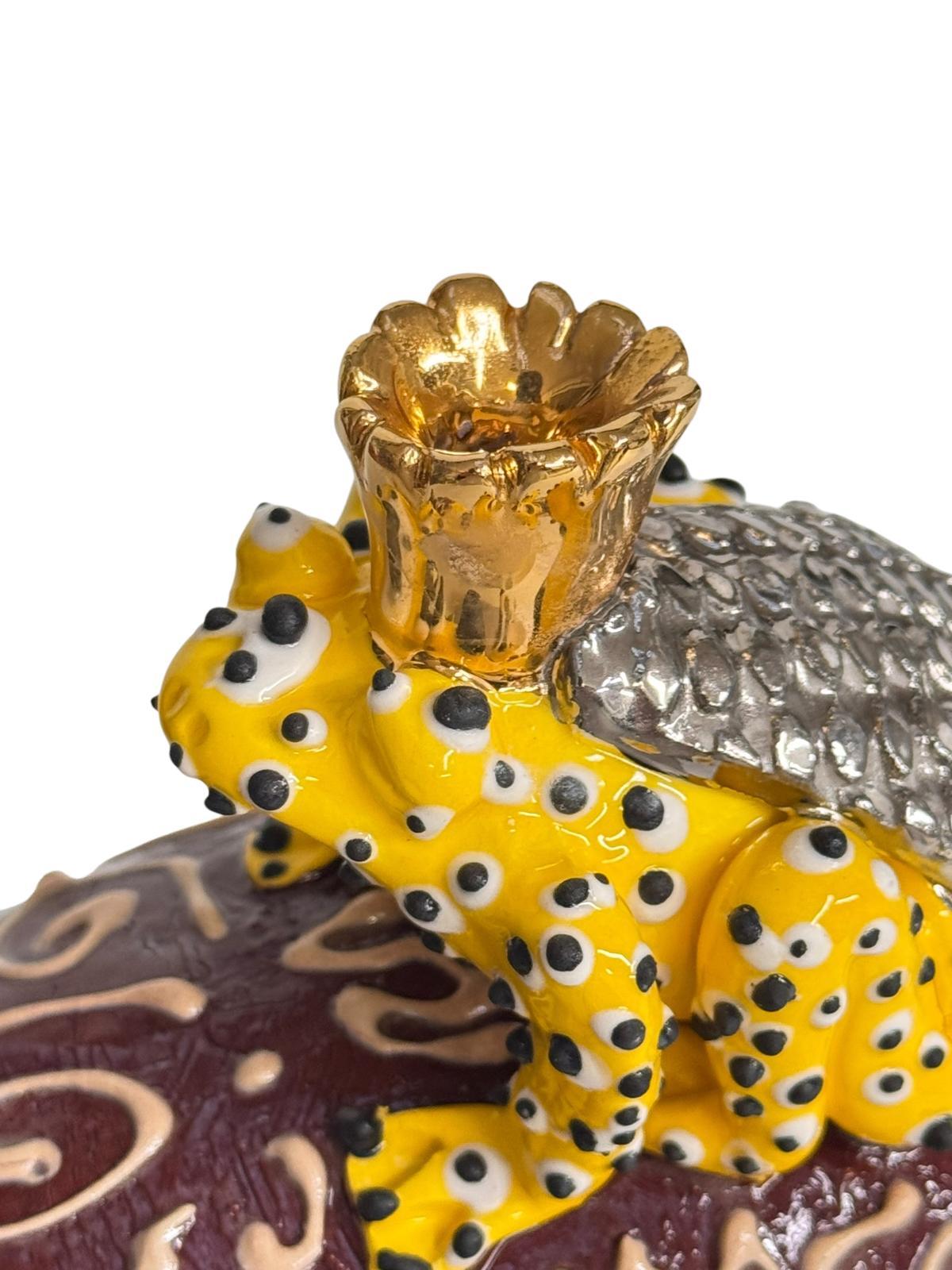 Setter Dog Ceramic centerpiece with frog and crown Handmade in Italy New 2025 In New Condition For Sale In San Miniato PI, IT