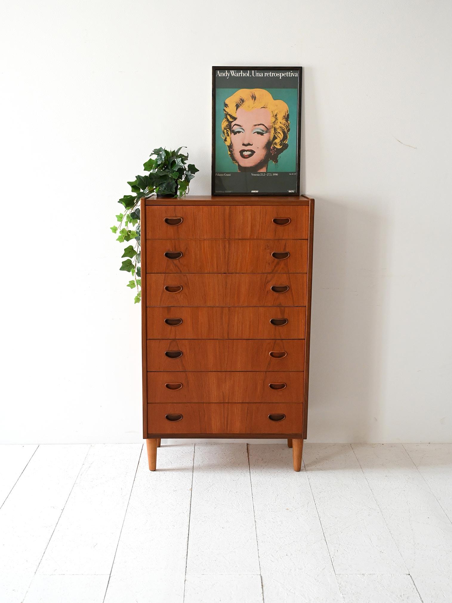 Settimanale vintage in teak con sette cassetti, maniglie scolpite e gambe affusolate in rovere, originale anni ’50/'60.

Settimanale originale scandinavo degli anni ’50/'60 in teak, composto da sette cassetti con maniglie profilate dalla linea