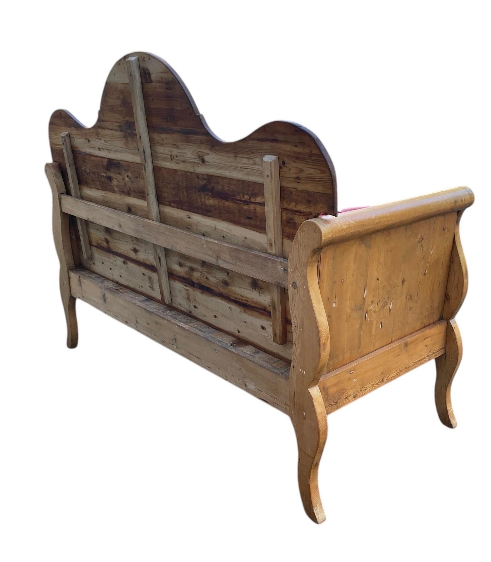 Settle Bench Rustic American Entryway Furniture Bench Classic American Bench Bon état - En vente à Rochester, NY