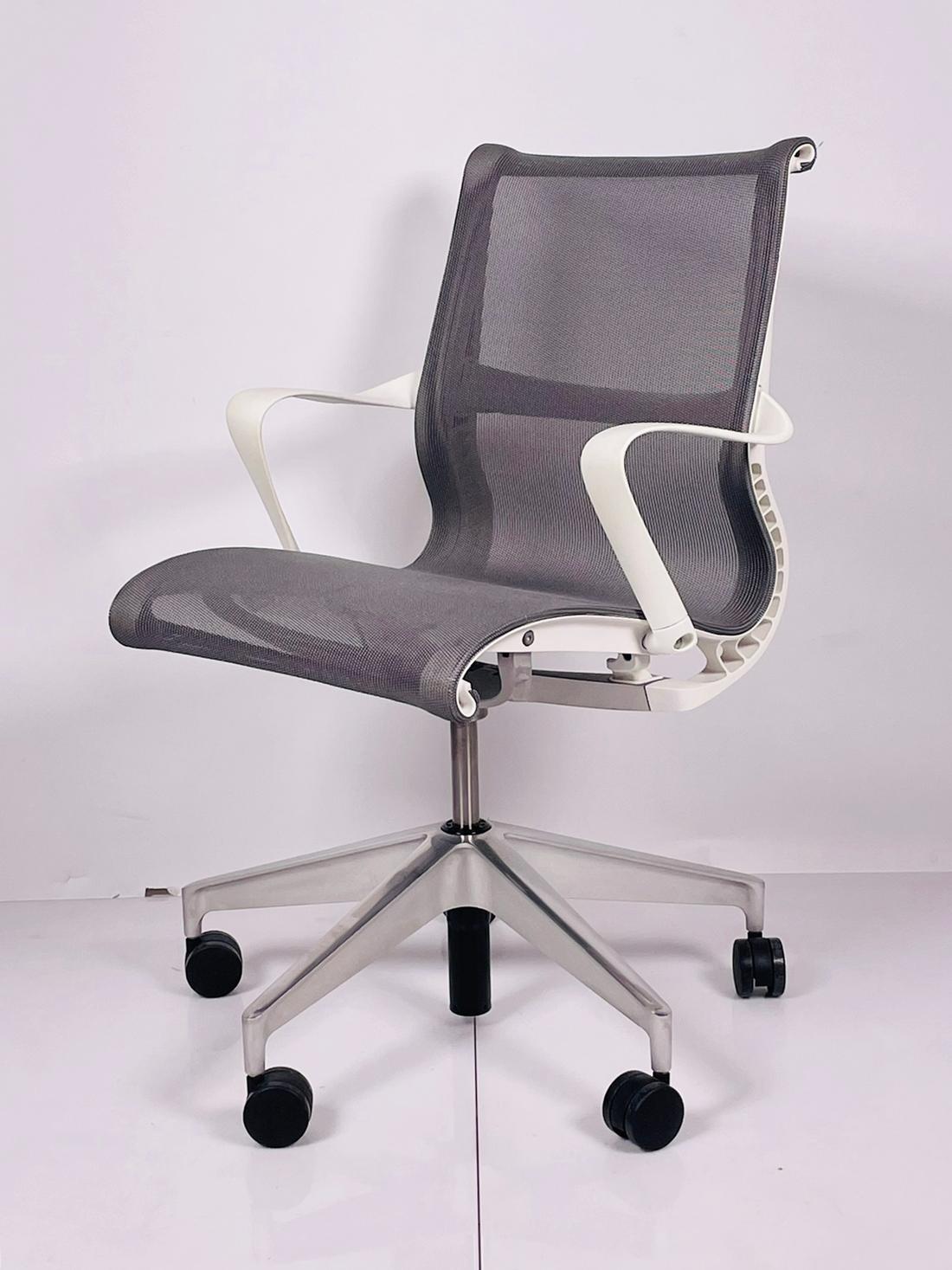 Der Setu Chair definiert Flexibilität, indem er sich mit dem Benutzer mitbewegt, mit einer klaren Ästhetik, die in nahezu jeden Wohn- oder Büroraum passt. Es ist kein Zufall, dass dieser Stuhl für einen gesunden Rücken konzipiert ist - Setu ist